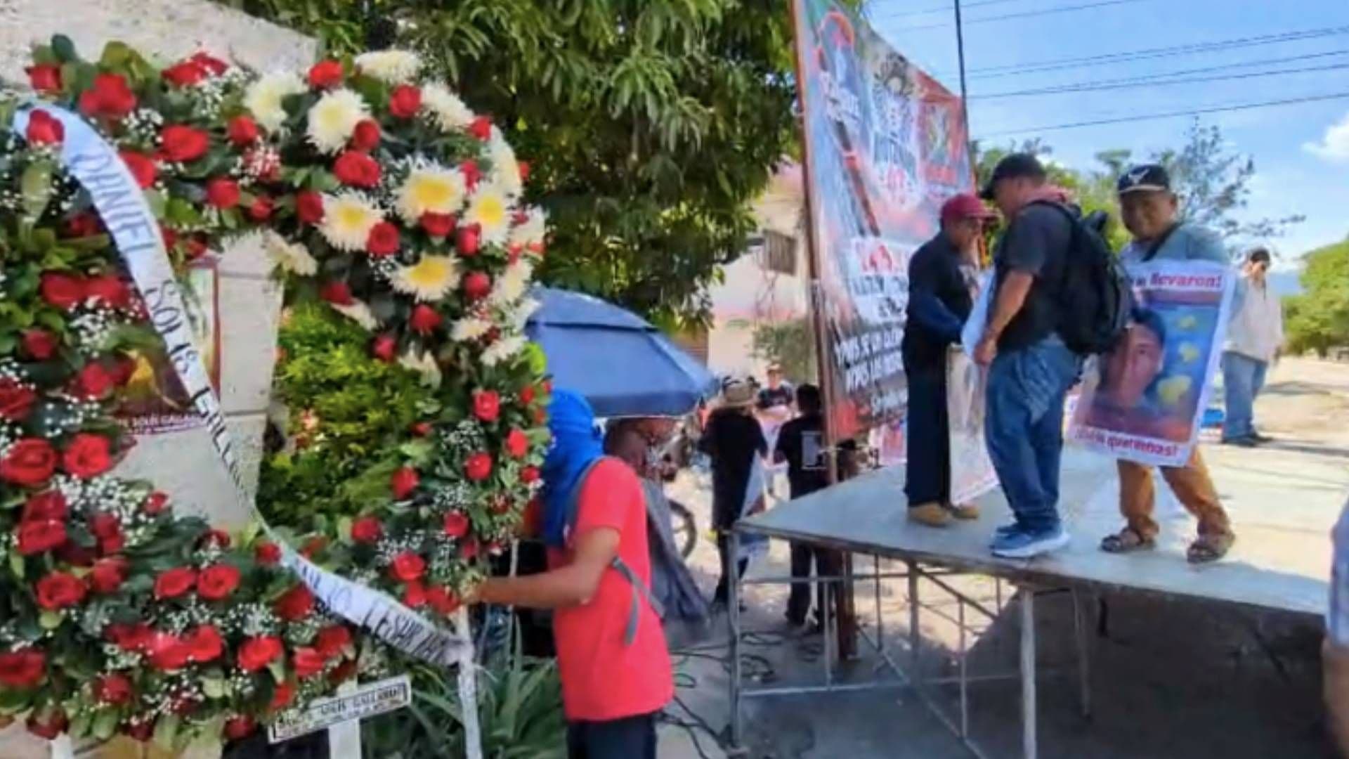 homenaje a 3 normalistas fallecidos hace 12 años