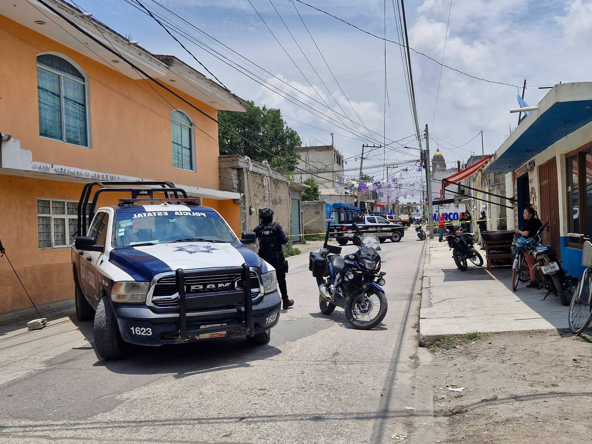 Policía Municipal y Estatal acordonó la escena del crimen.