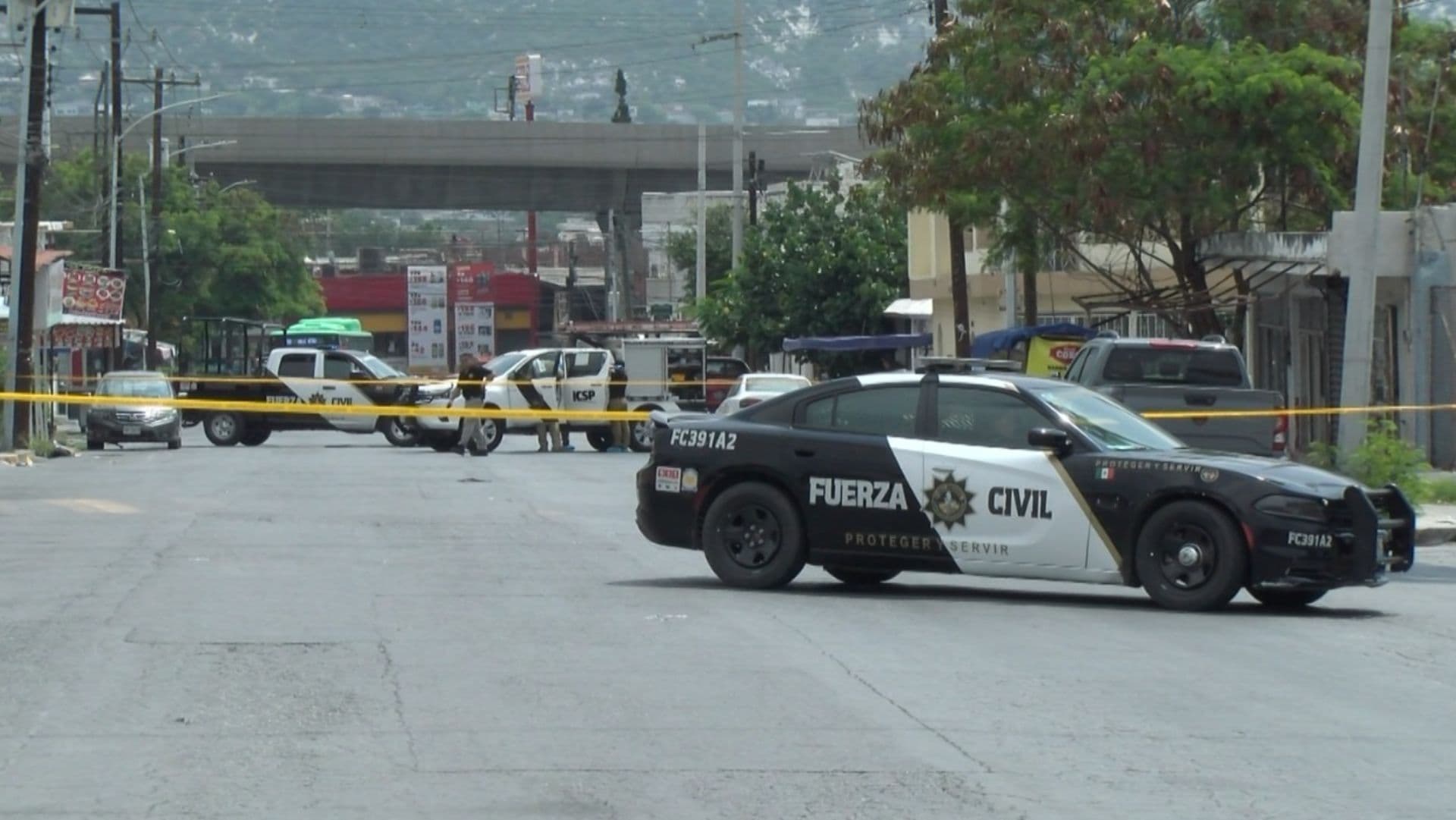 Fuerza Civil acordona calle Tlatelolco por homicidio de hombre en Monterrey
