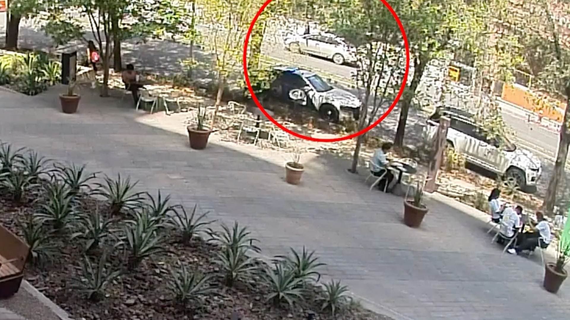 Video de cámara de seguridad de homicidio en Arboleda