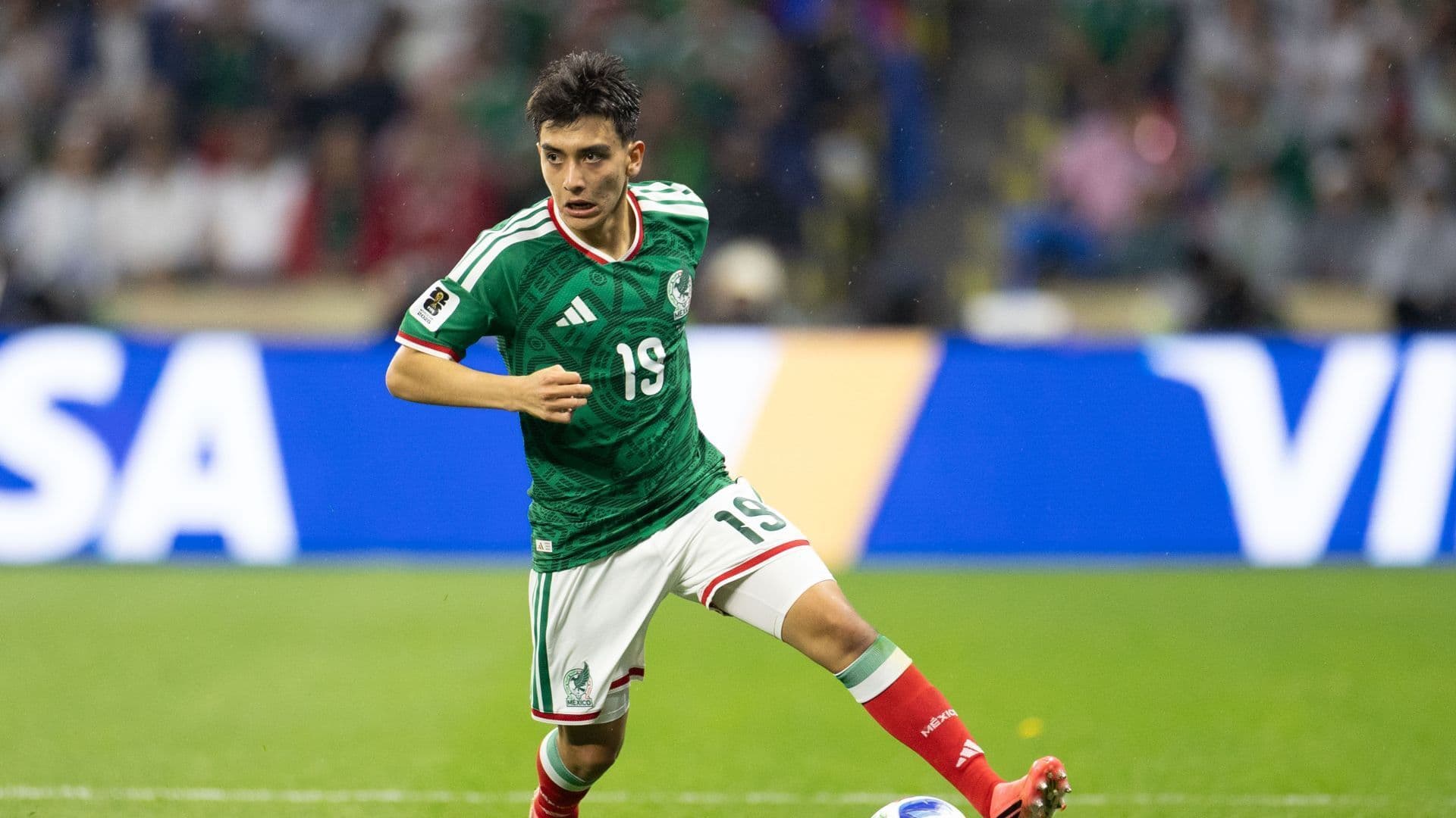 Gilberto Mora juega con uniforme de México
