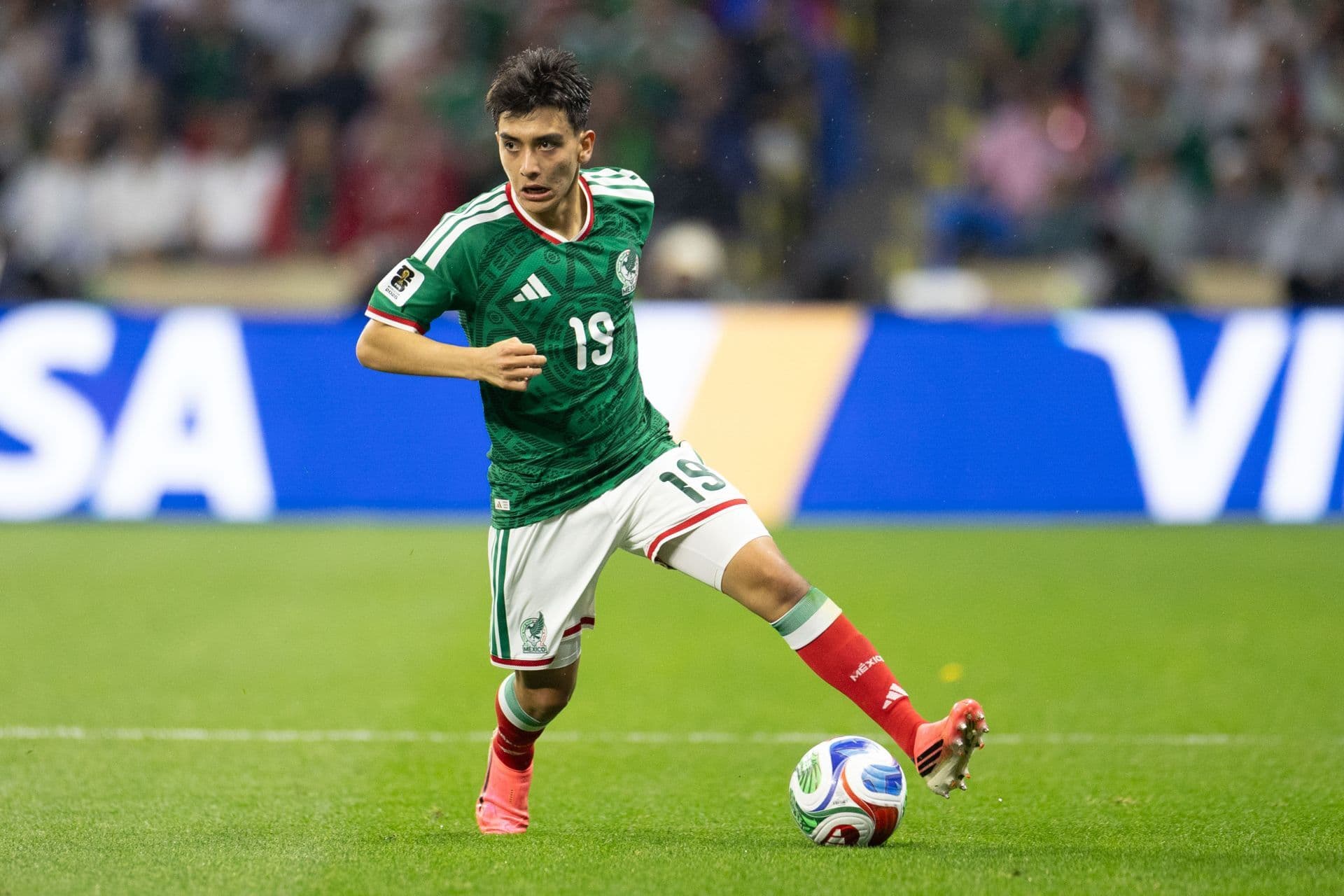 Gilberto Mora juega con uniforme de México