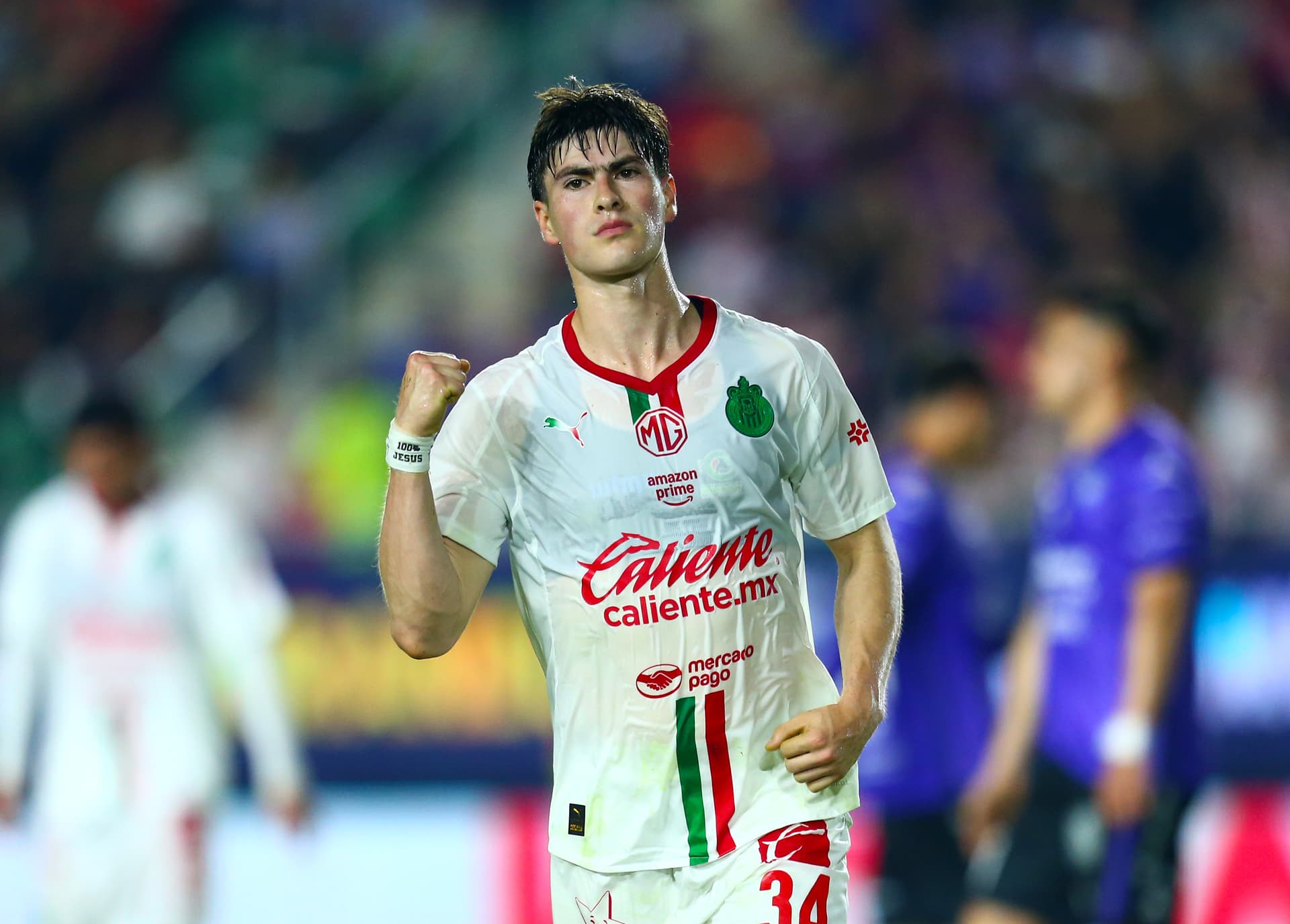 Armando González con la camiseta de Chivas en un partido de Liga MX