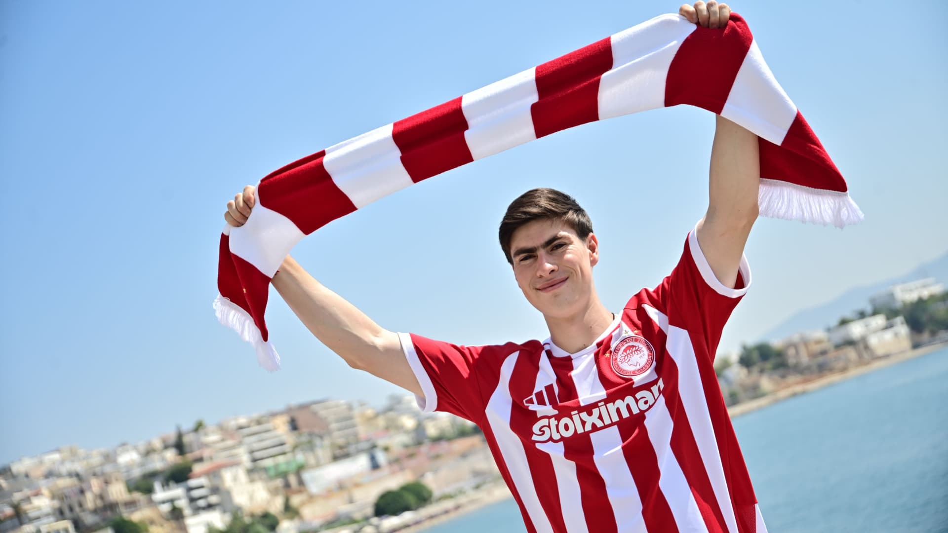 Armando González con la camiseta de Olympiacos