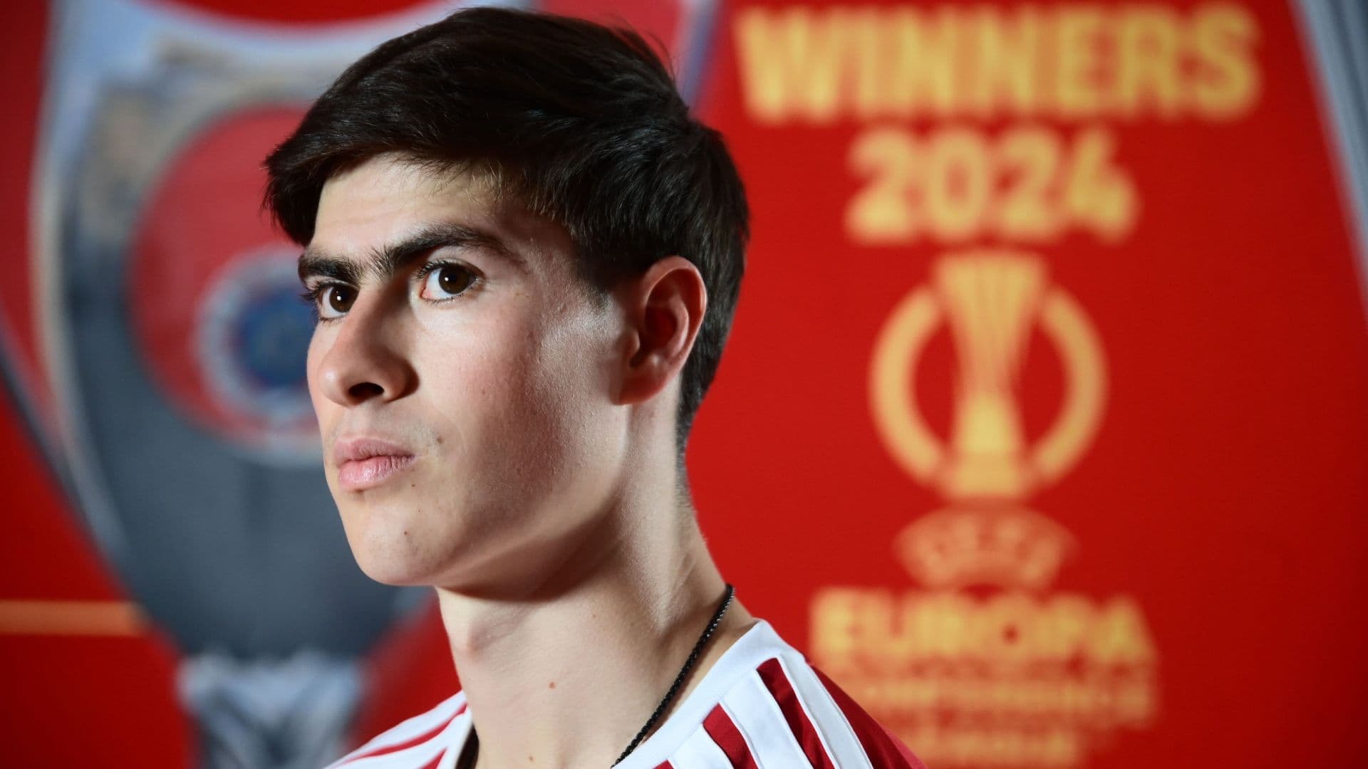 'Hormiga' González Tiene su Primera Titularidad en la Europa League