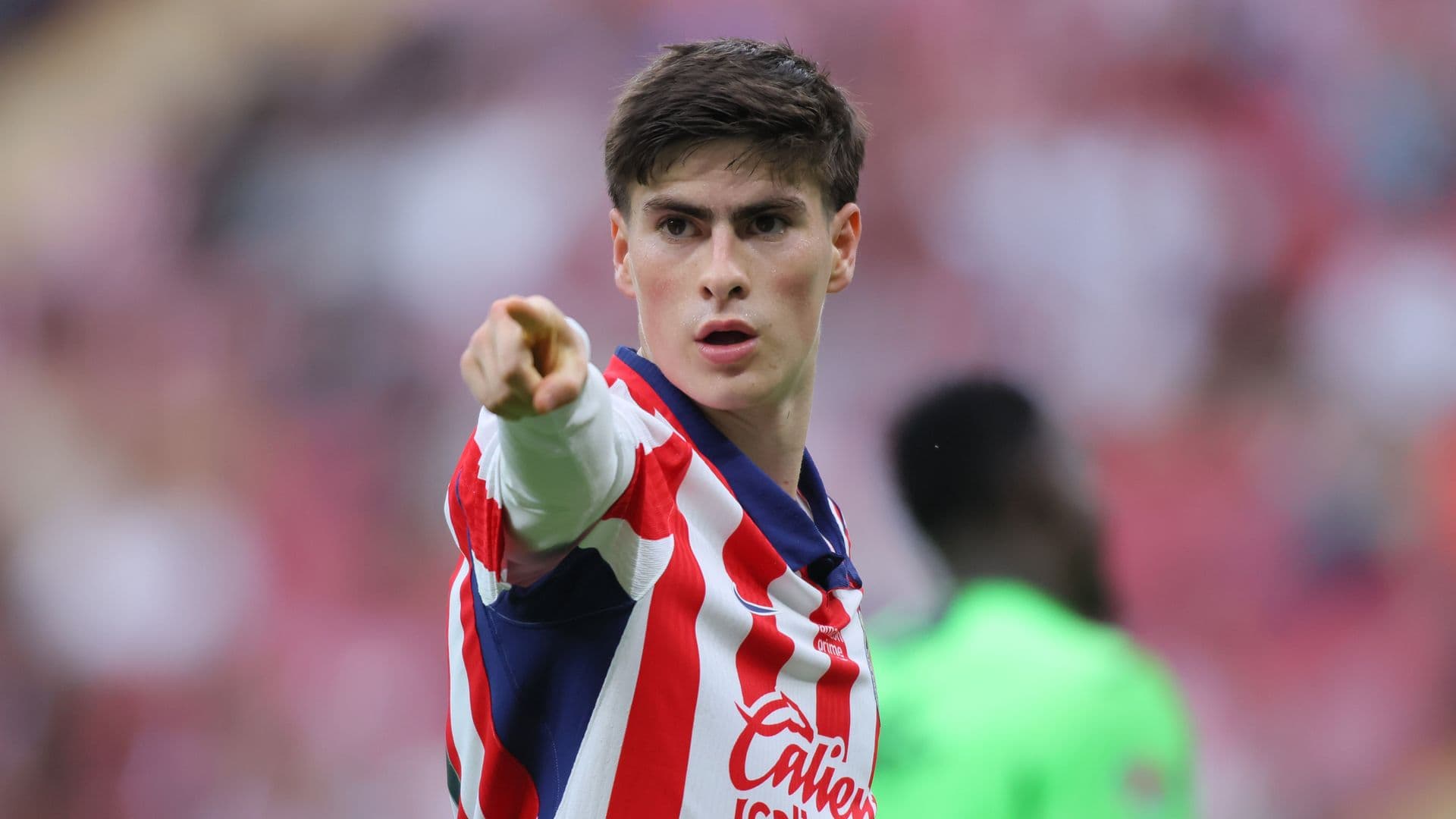 Armando González con la camiseta de Chivas en un partido de Liga MX