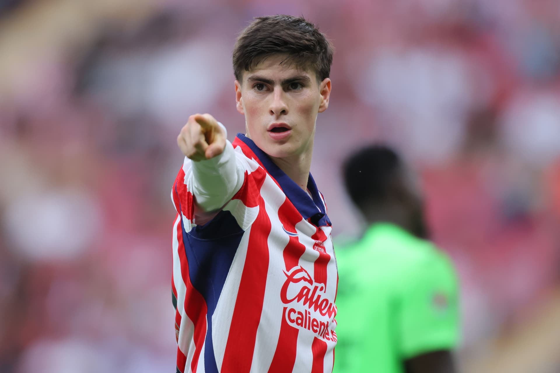 Armando González con la camiseta de Chivas en un partido de Liga MX