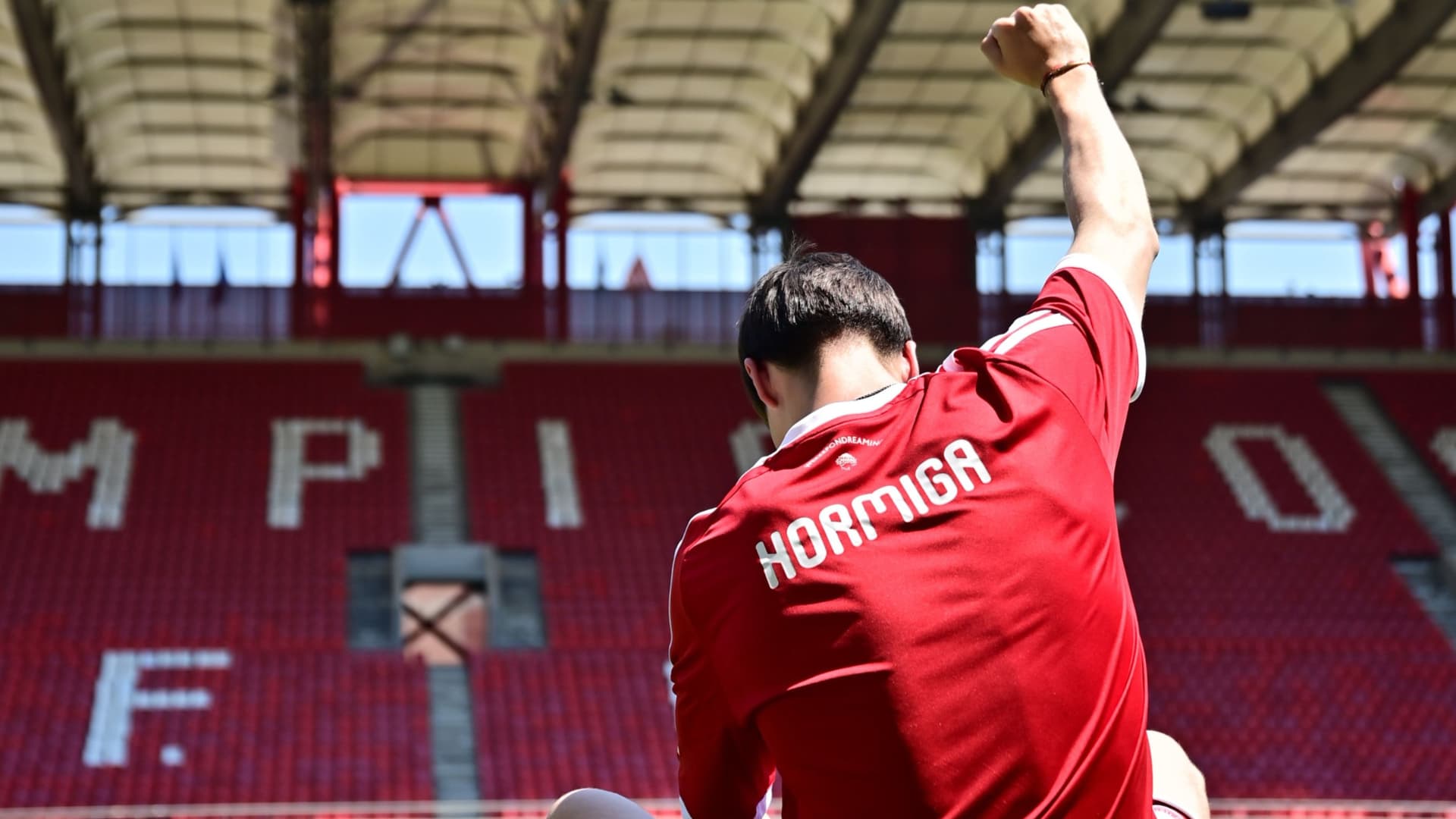 Armando González con la camiseta de Olympiacos