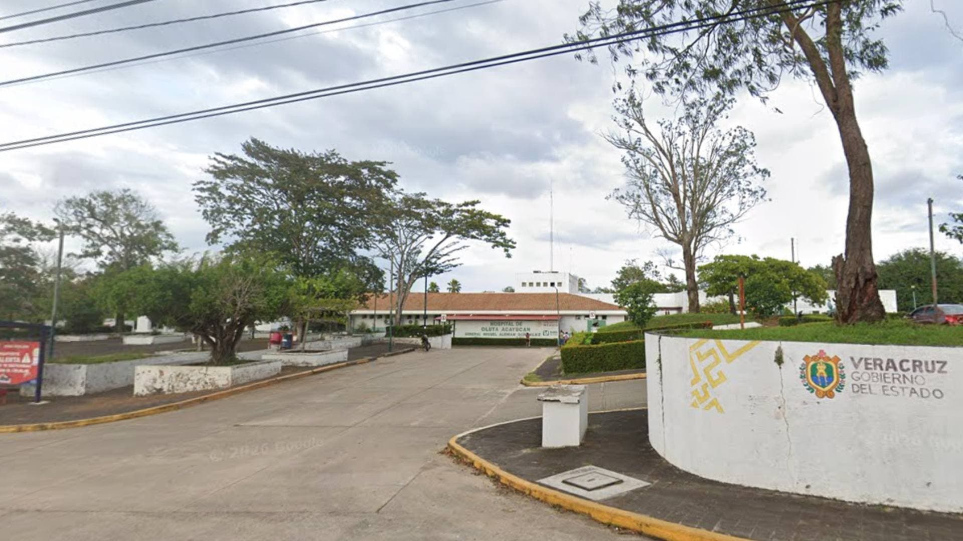 Fachada Hospital General de Oluta, donde mujer dio a luz en el patio