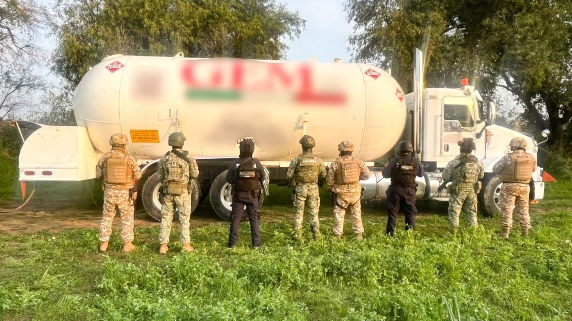 Aseguran vehículos y detienen a un hombre por robo de hidrocarburo en Puebla.