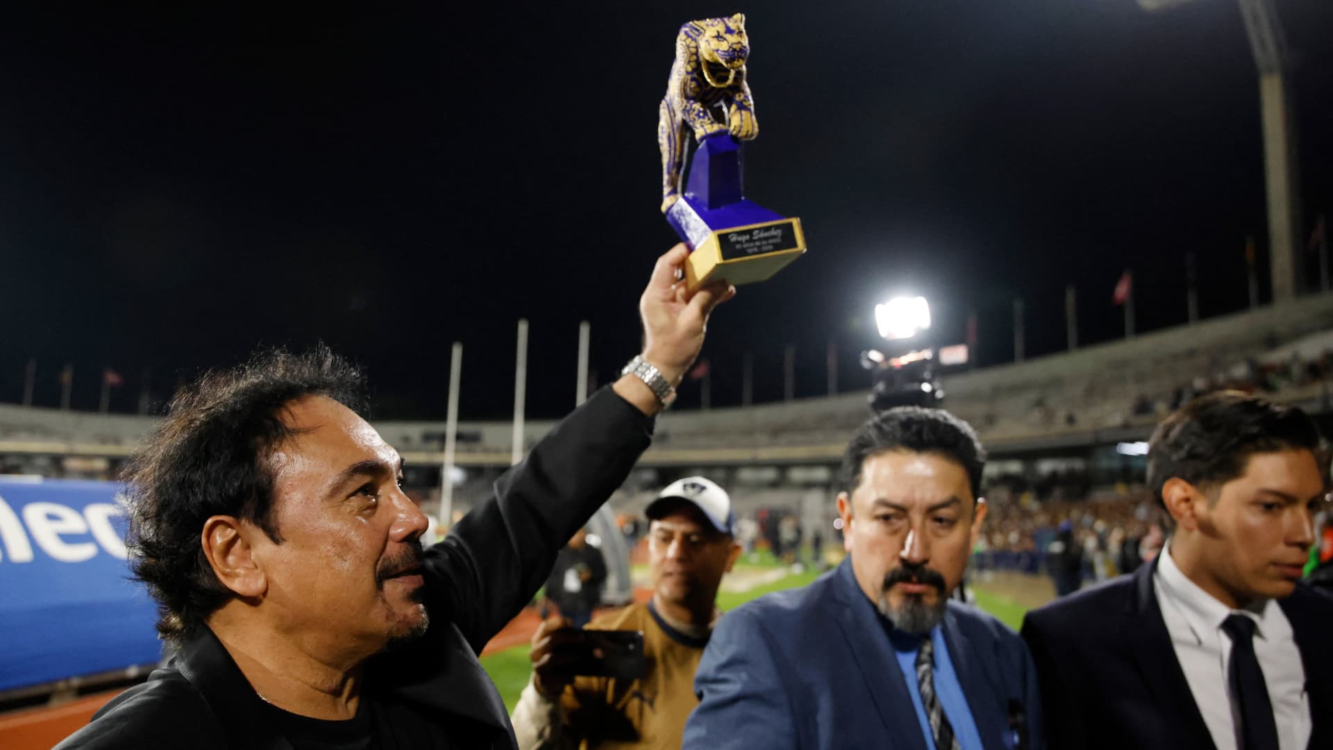 Hugo Sánchez con su reconocimiento por el 50 aniversario de su debut