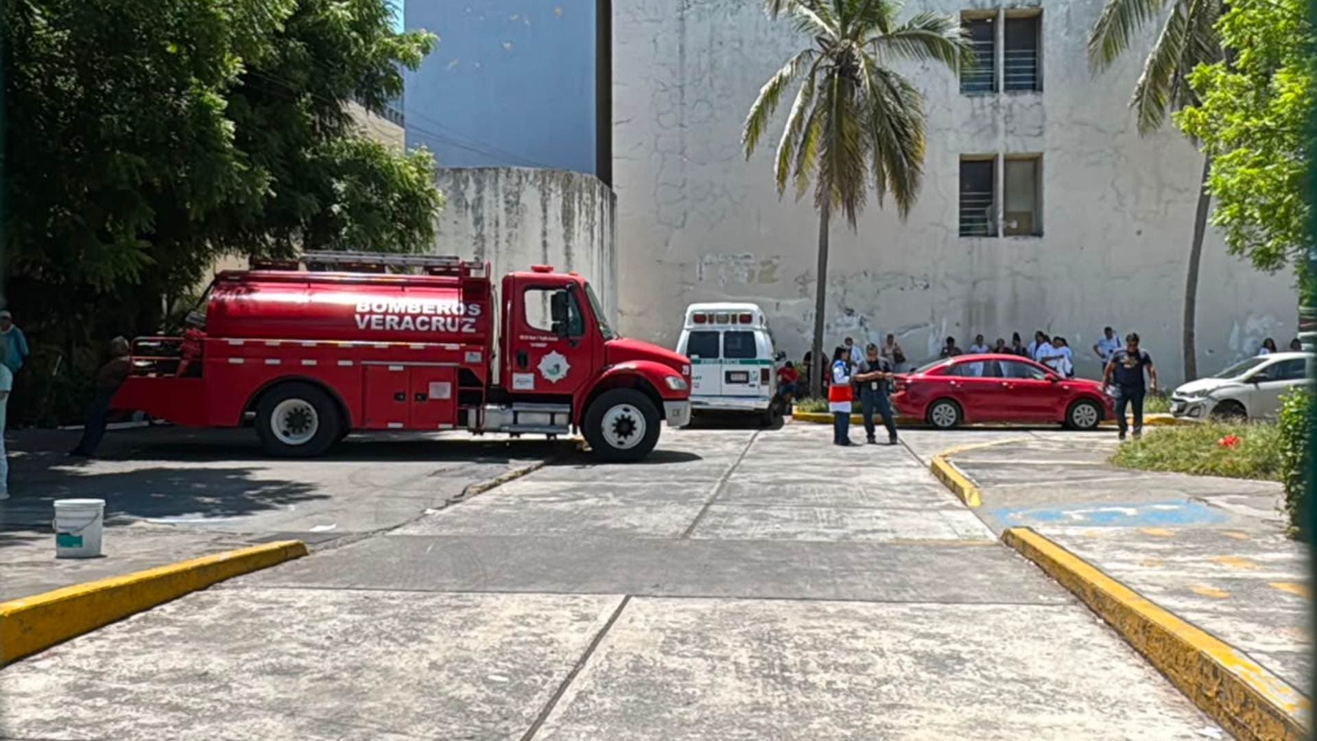 Bomberos se movilizan a la clínica 57 del IMSS en la zona norte de Veracruz por presencia de humo en las ventilas