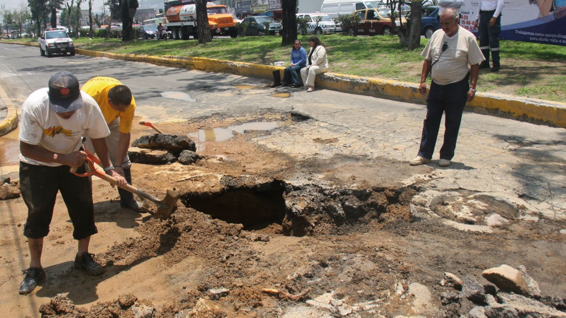 Trabajadores de la alcaldía Iztapalapa intentan remediar un hundimiento