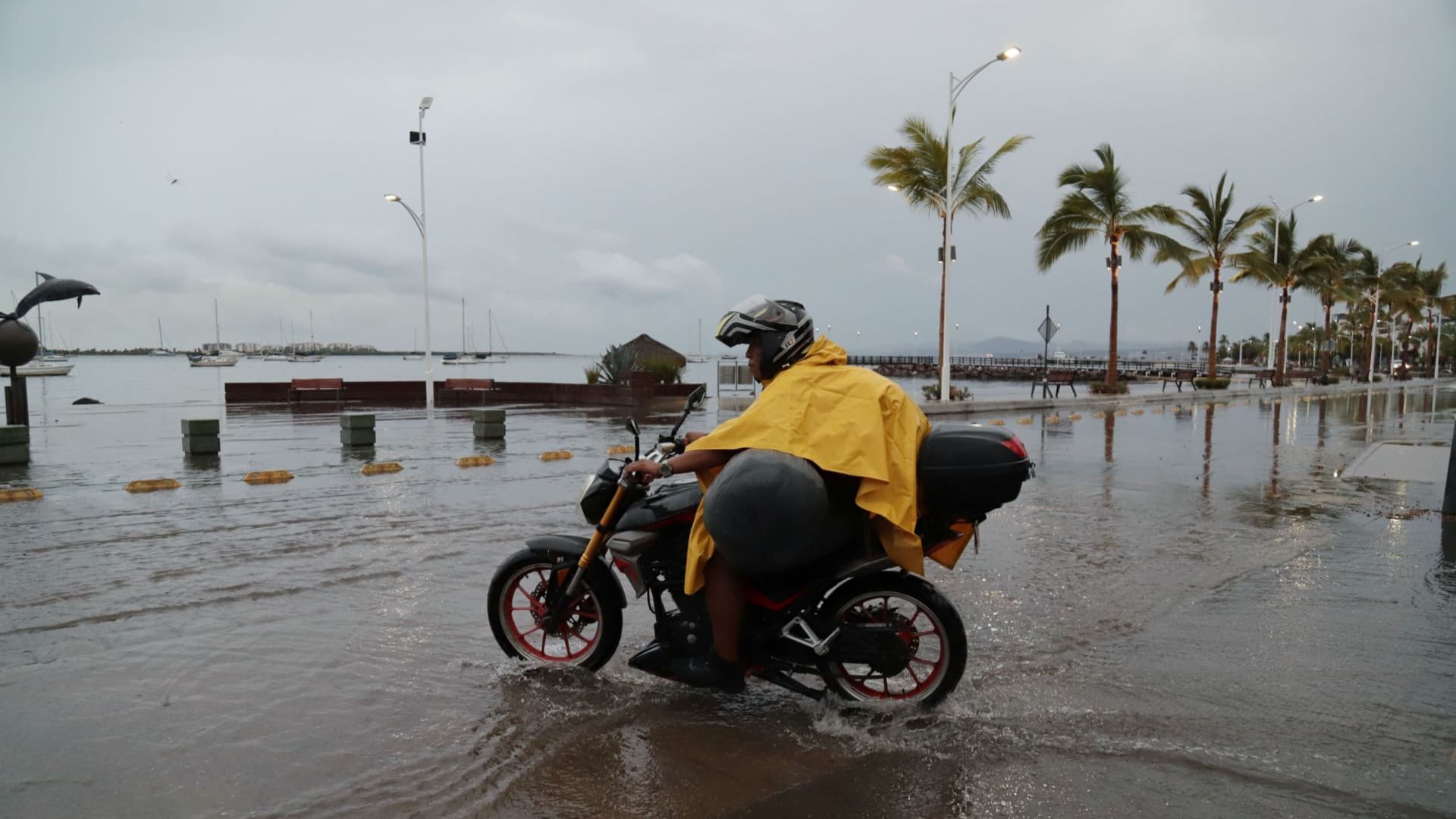 Efectos del paso del huracán Lorena en La Paz, Baja California, en 2025.