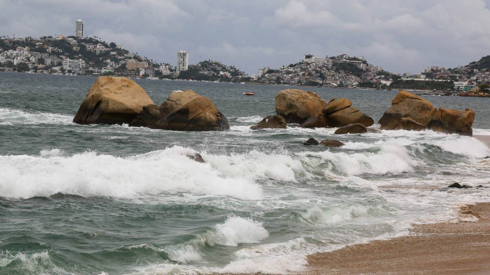 Viento y oleaje elevado en Acapulco por efectos del huracán Polo el 22 de septiembre 2026. Foto: Cuartoscuro