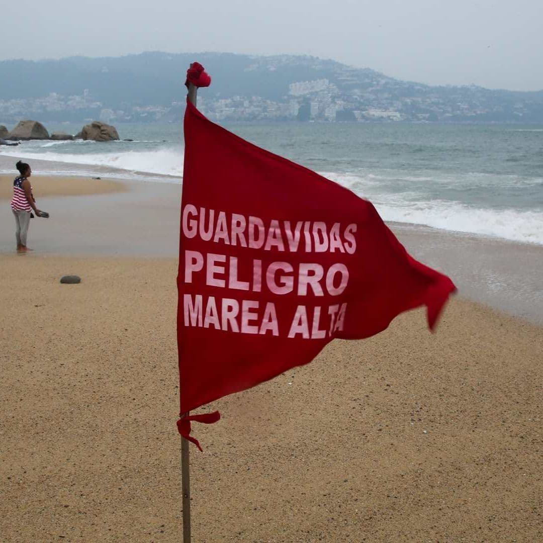 Bandera roja de precaución ondea en una playa de Acapulco, México, el 23 de septiembre de 2026, ante presencia del huracán Polo. Foto: Reuters