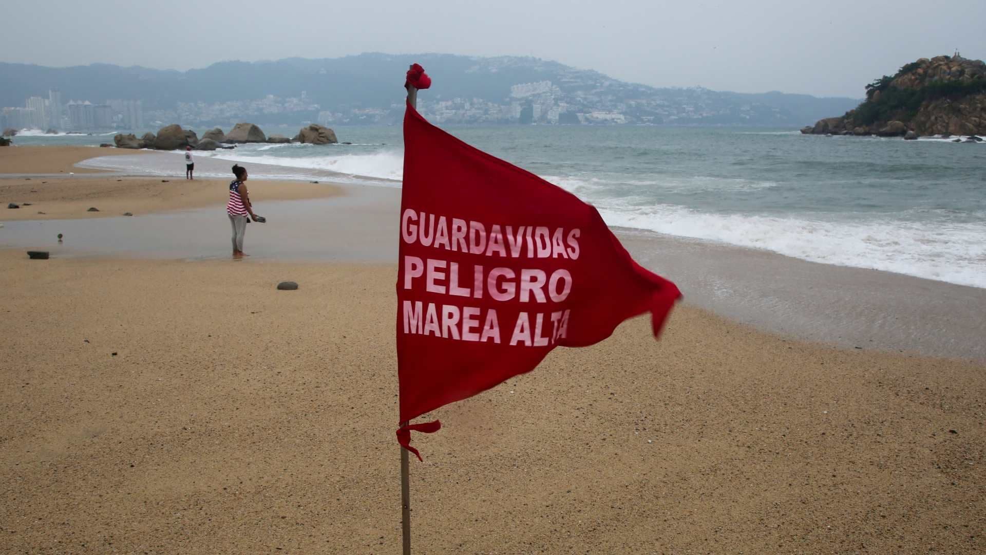 Bandera roja de precaución ondea en una playa de Acapulco, México, el 23 de septiembre de 2026, ante presencia del huracán Polo. Foto: Reuters