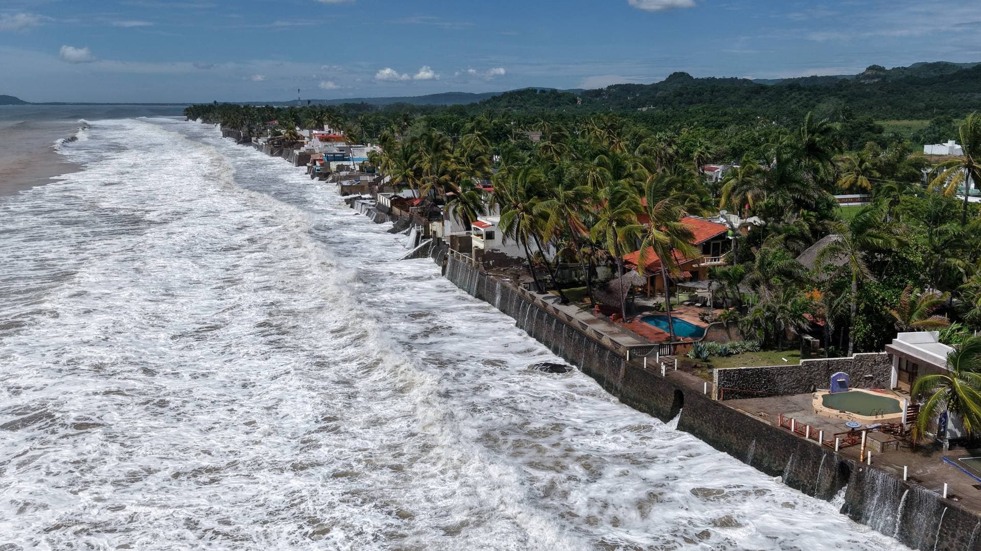 Oleaje en playa Los Cocos, San Blas, Nayarit, mientras el huracán Rachel se desplaza en el Pacífico, el 1 de octubre 2026. Foto: Reuters