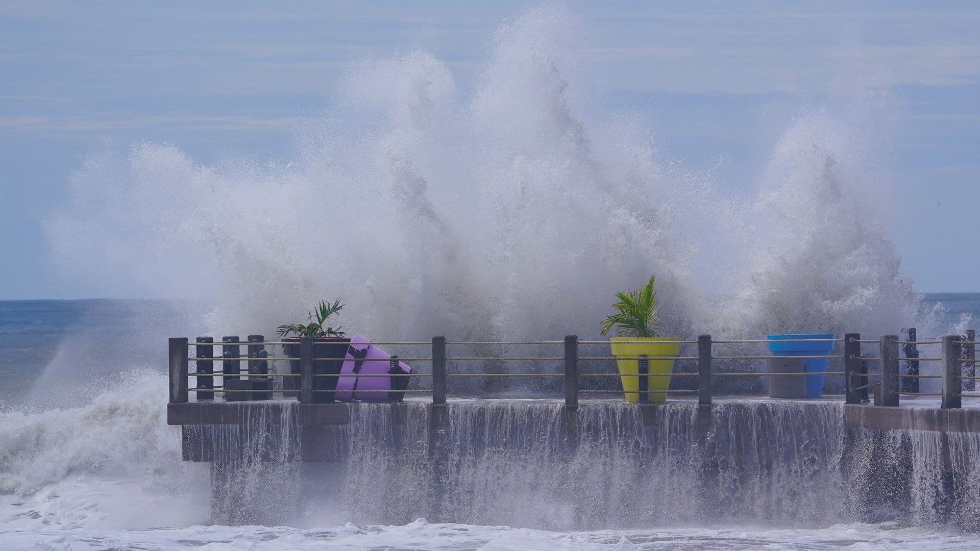 Olas rompen en la playa de Matanchén, Nayarit, mientras Rachel se desplaza frente a costas mexicanas, el 1 de octubre de 2026. Foto: Reuters
