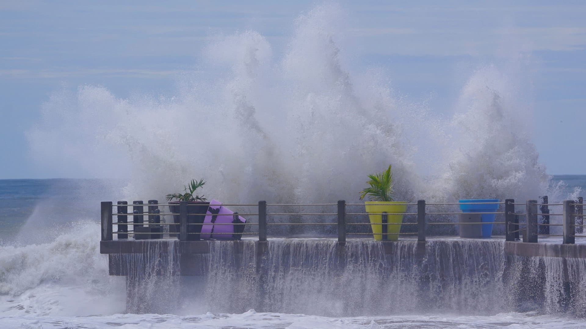 Olas rompen en la playa de Matanchén, Nayarit, mientras Rachel se desplaza frente a costas mexicanas, el 1 de octubre de 2026. Foto: Reuters