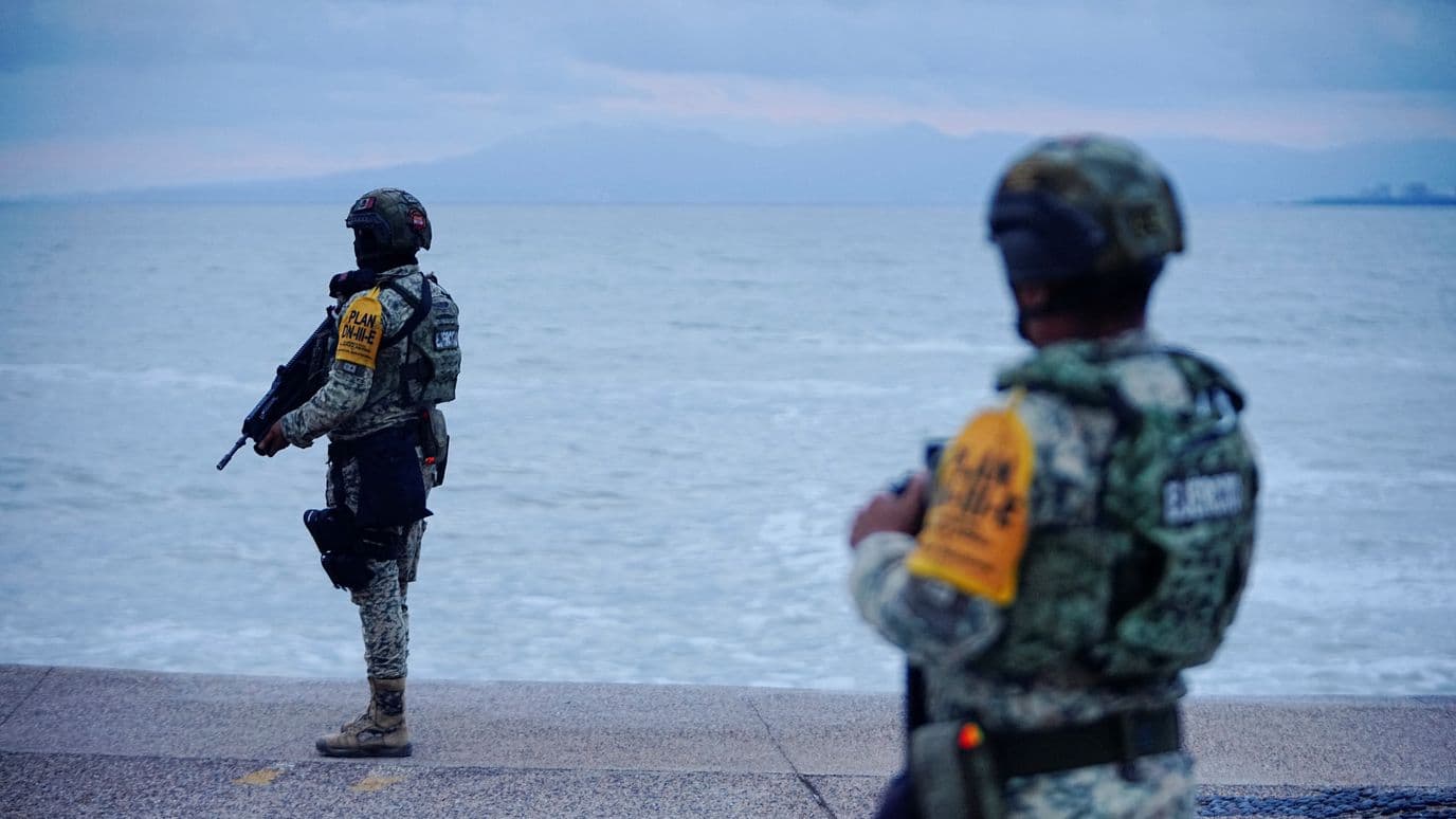 Militares se preparan en costas mexicanas para la llegada del huracán Simon