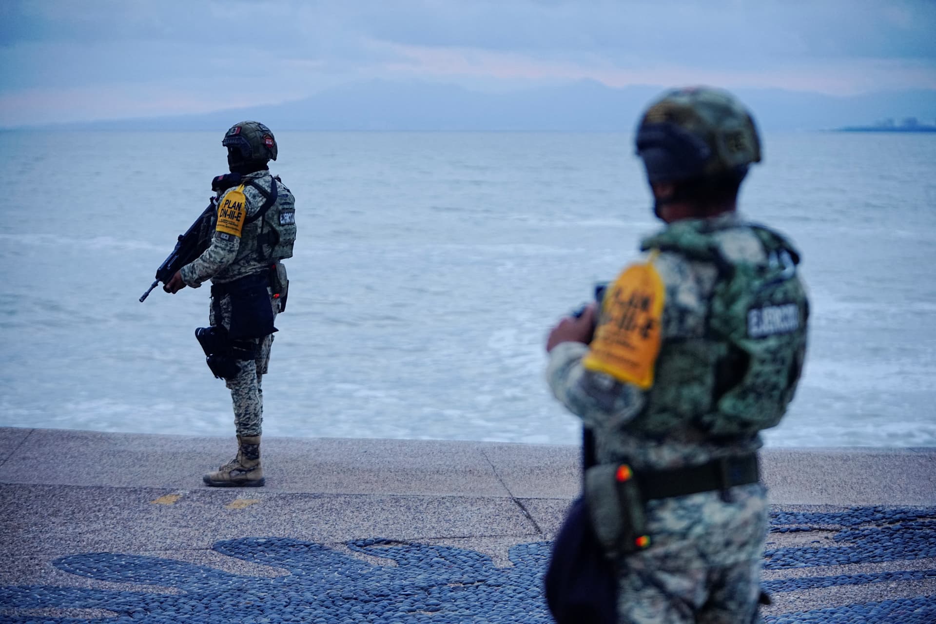 Militares se preparan en costas mexicanas para la llegada del huracán Simon