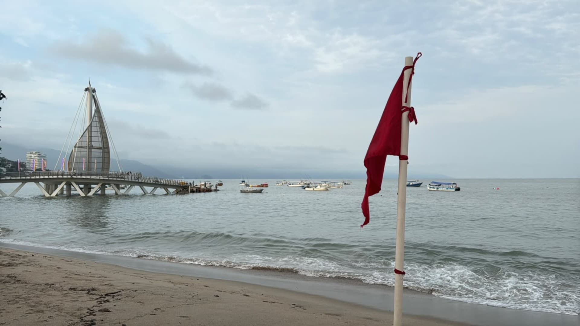 bandera roja en mar