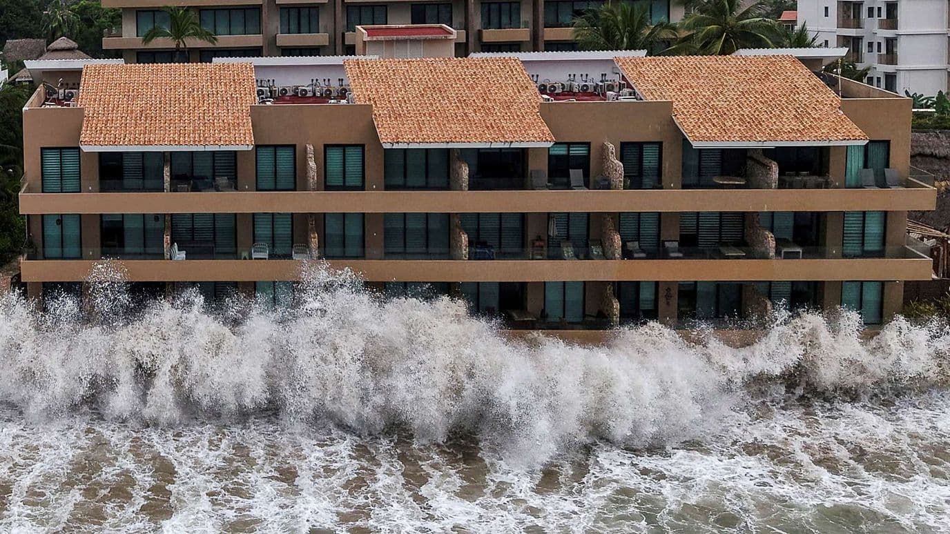 Olas rompiendo contra edificios frente a la playa mientras Simon permanece frente a la costa del Pacífico de México, el 12 de octubre de 2026. Foto: Reuters