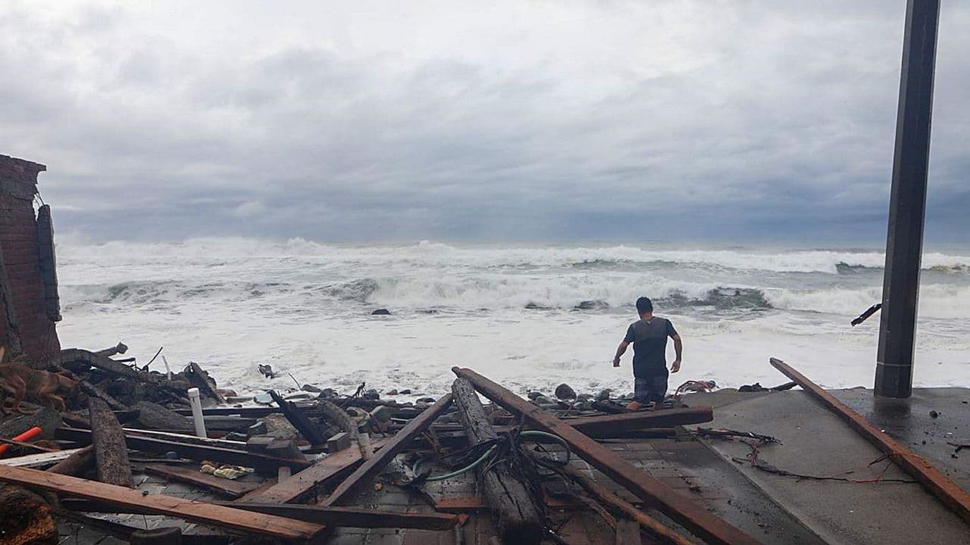 Afectaciones del huracán Simon en la playa El Paraíso, en Armería, Colima, el 11 de octubre 2026. Foto: Cuartoscuro
