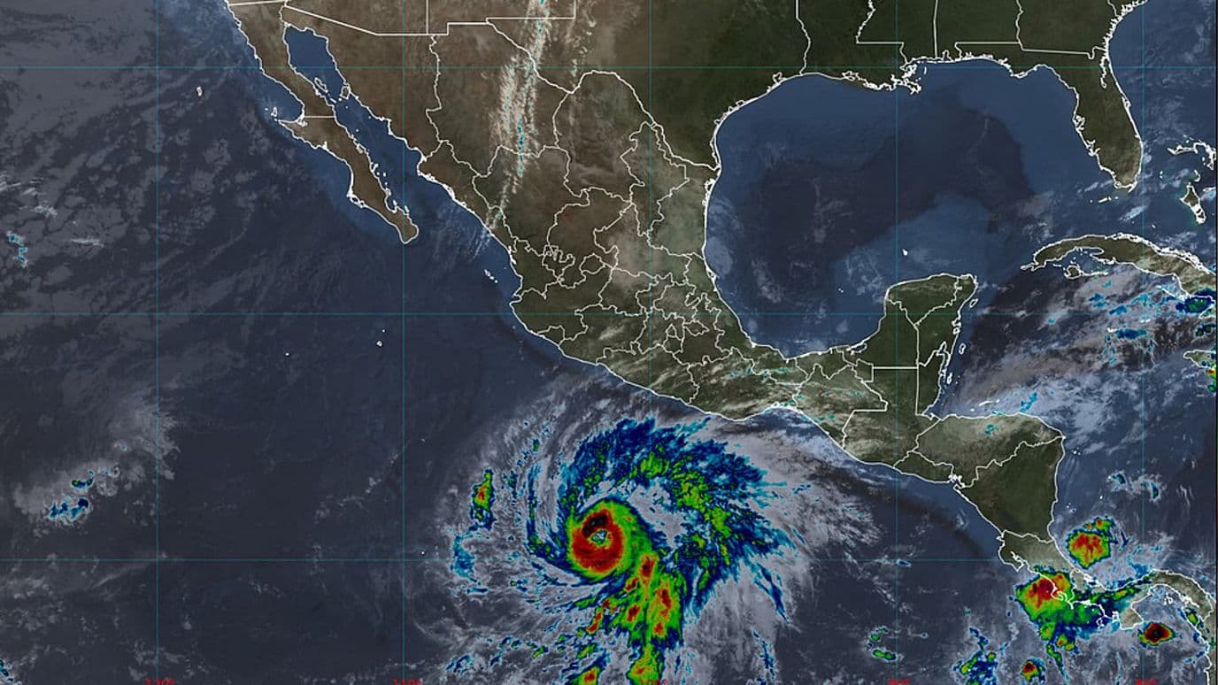 Imagen de satélite que muestra al huracán Vance en el Pacífico mexicano. SMN