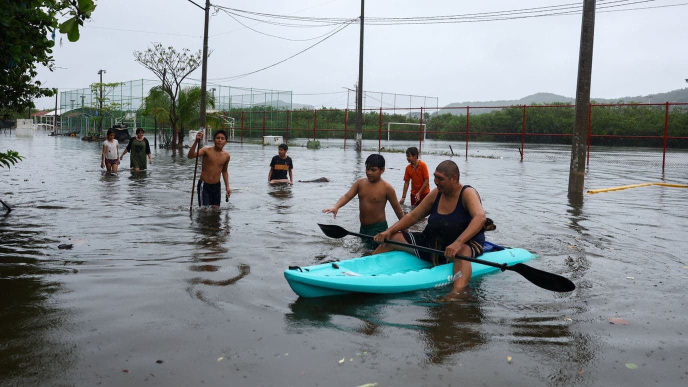 Huracán Simon Semiestacionado: ¿Qué Pasa con Lluvias Si un Ciclón Casi No se Mueve?