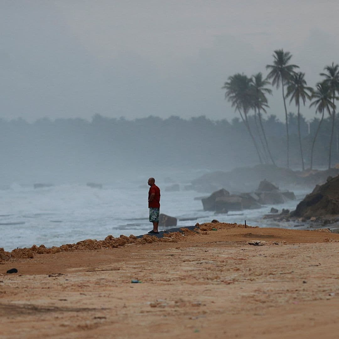 Un hombre permanece de pie en una playa de República Dominicana tras el paso del huracán Erin en agosto 2025.