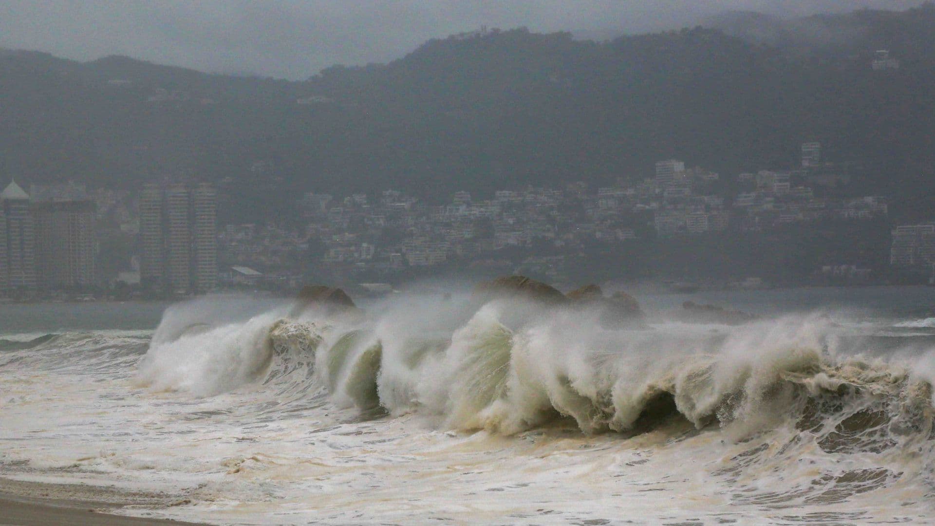 Fuertes marejadas en playas de Acapulco por tormenta Boris en junio 2026. Foto: Cuartoscuro | Archivo