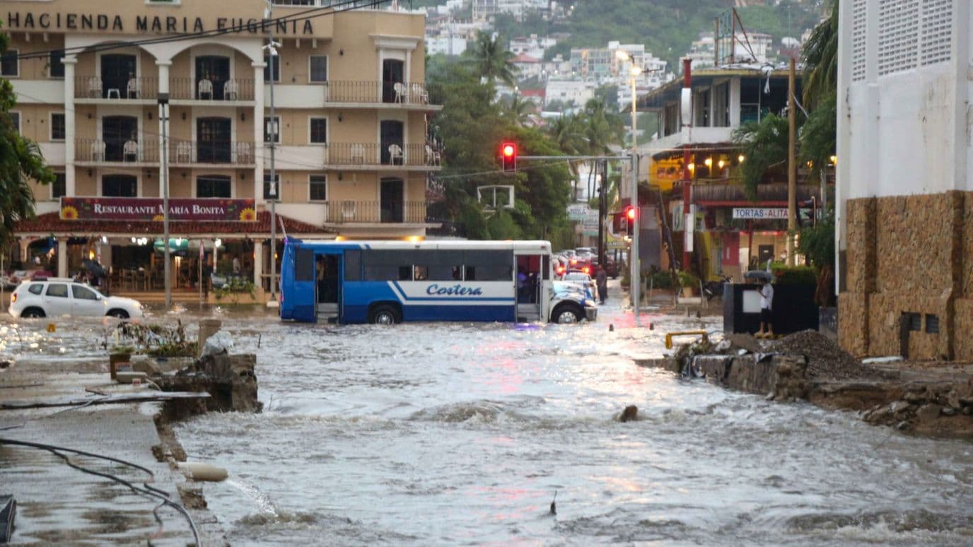 Simón provocó fuertes lluvias que dejaron inundaciones en Acapulco