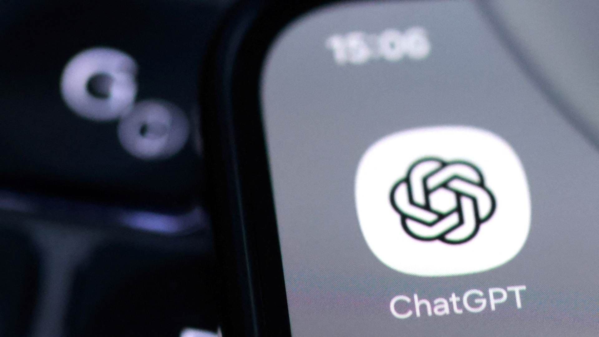 Reportan Caída de Servicios de IA: Fallan ChatGPT, Claude y Grok