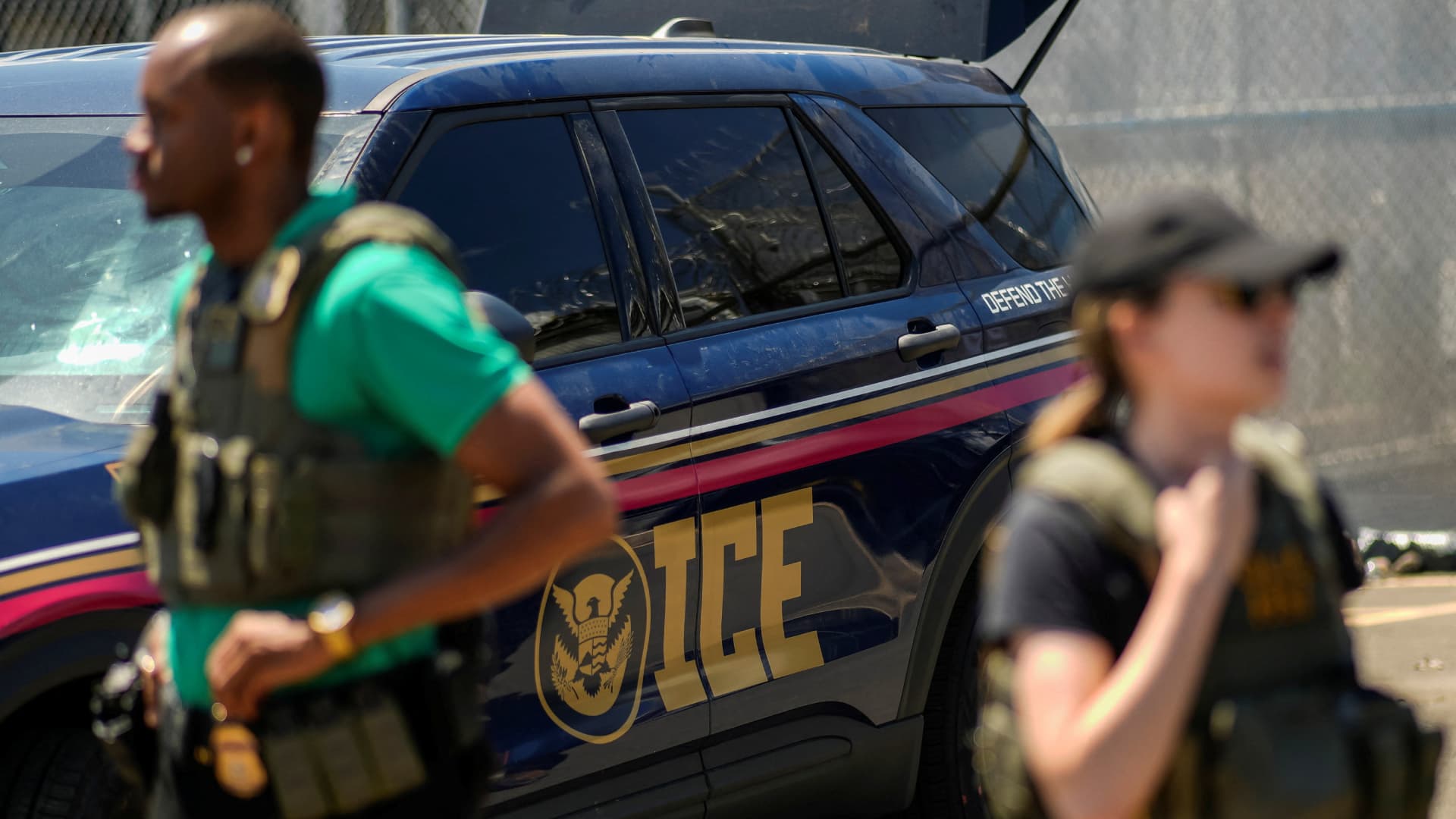 Agentes del ICE aseguran la entrada del centro de detención Delaney Hall en Newark, Nueva Jersey.