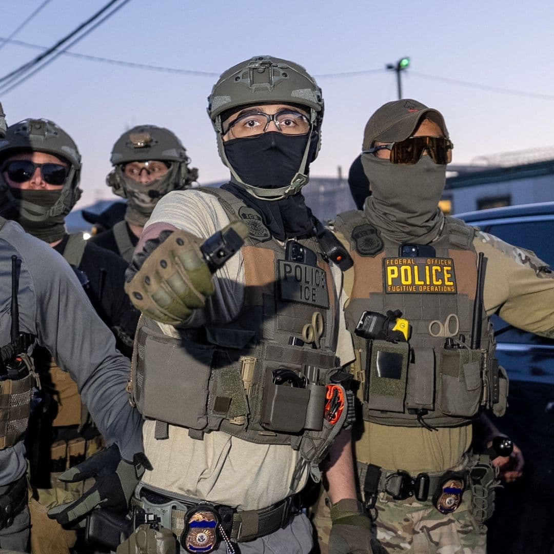 ICE Avala Comprar Guantes con Descargas Eléctricas para Someter Migrantes