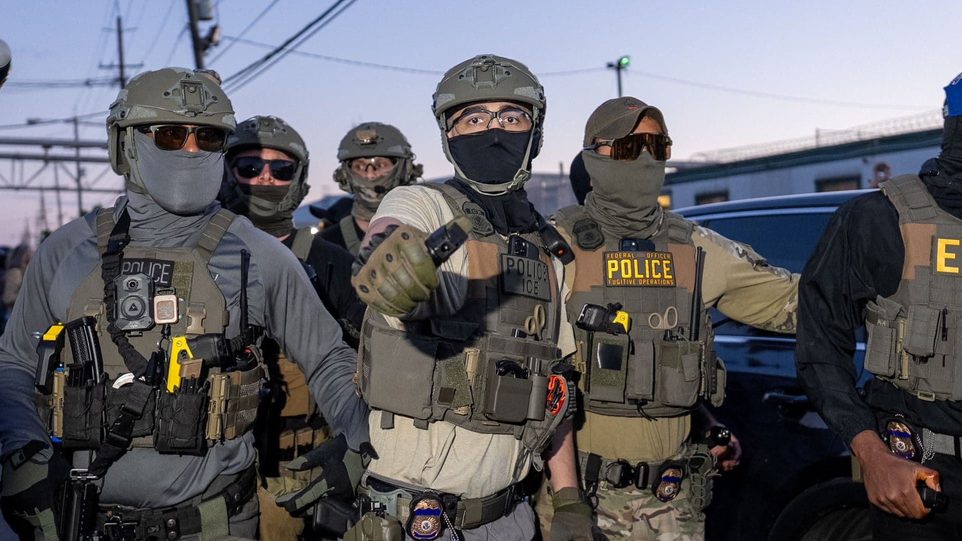 ICE Avala Comprar Guantes con Descargas Eléctricas para Someter Migrantes