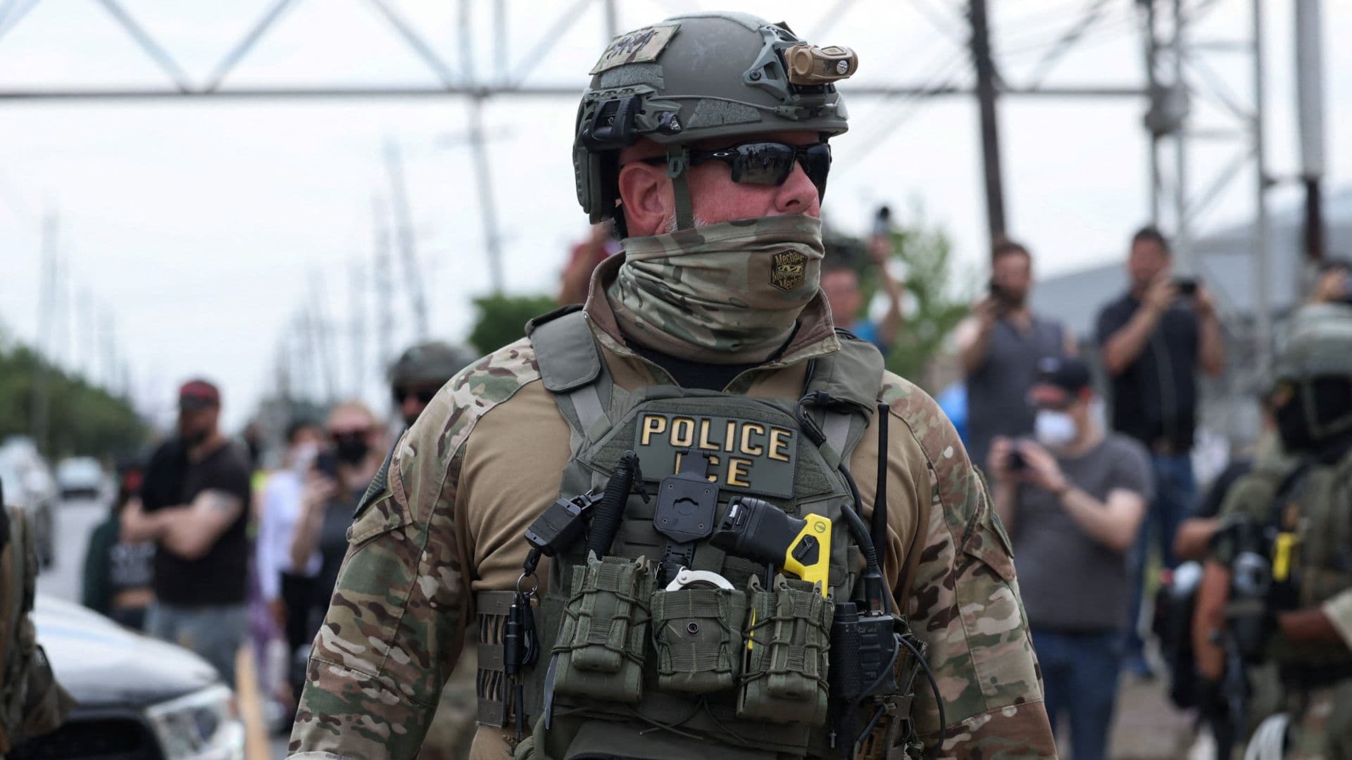 Agente del ICE permanece enfrente del Centro de Detención de Delaney Hall, en Newark, Nueva Jersey