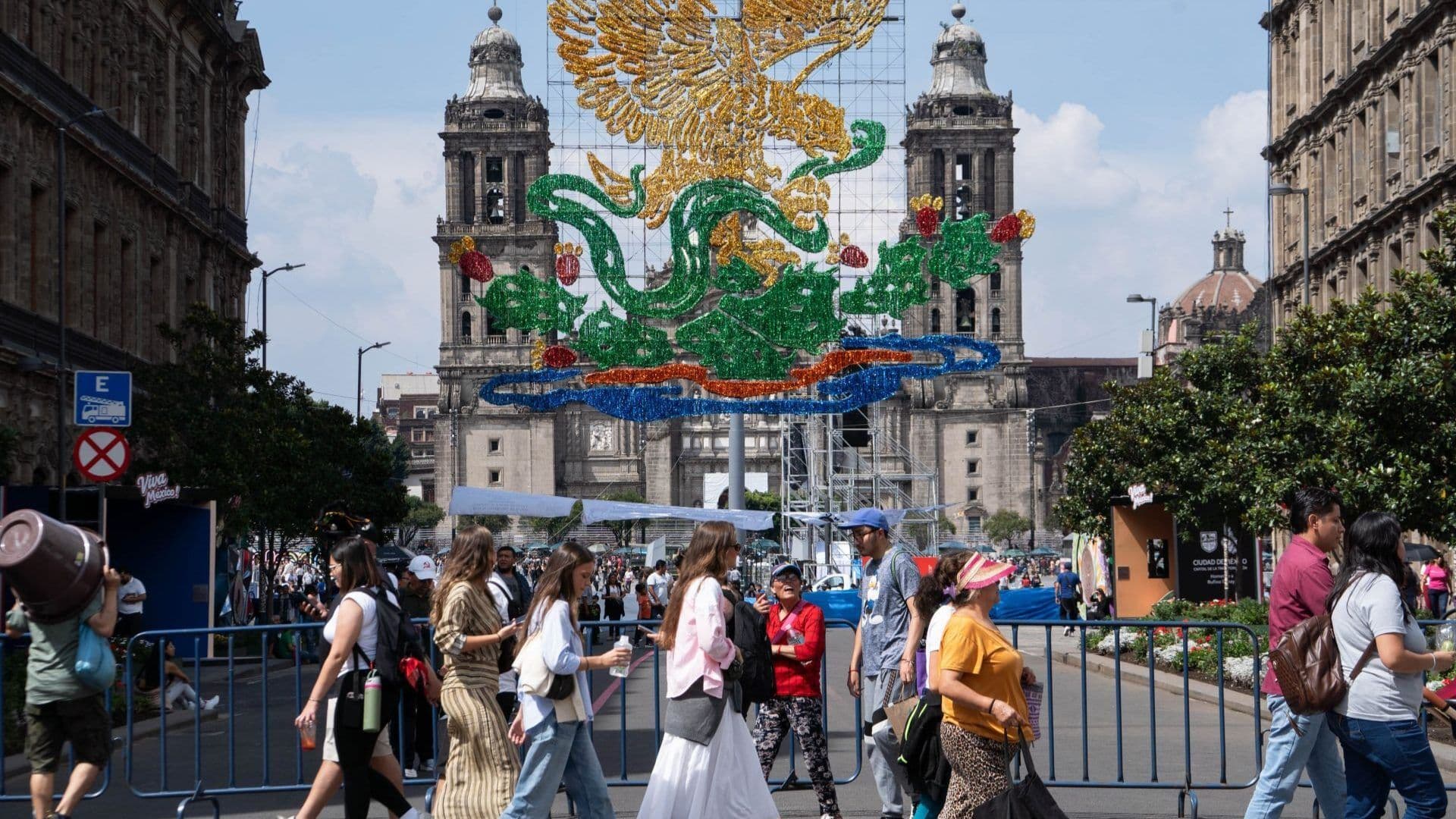 Personas caminan en el Zócalo de CDMX