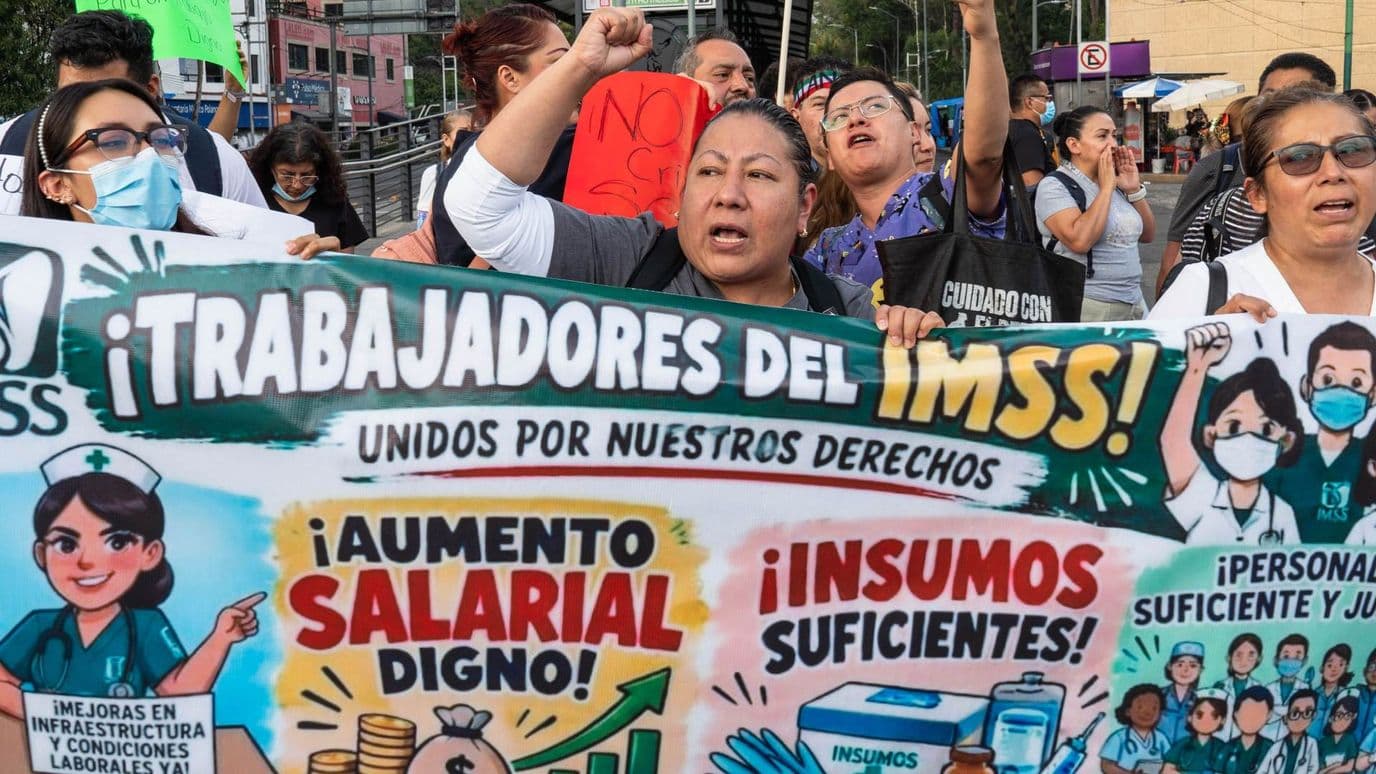 Protesta de trabajadores del IMSS en CDMX el 12 de octubre 2026. Foto: Cuartoscuro | Archivo
