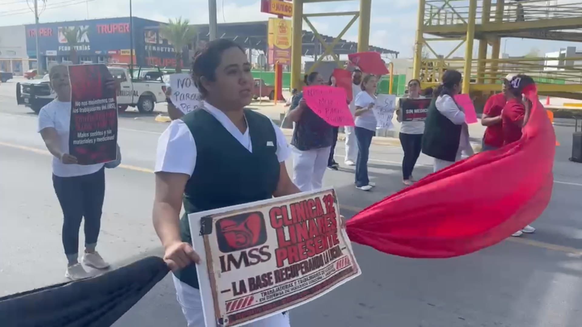 Manifestación trabajadores del IMSS en Carretera Nacional en Linares