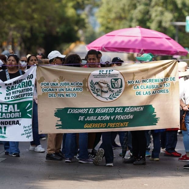 Marcha de trabajadores del IMSS en la Ciudad de México.