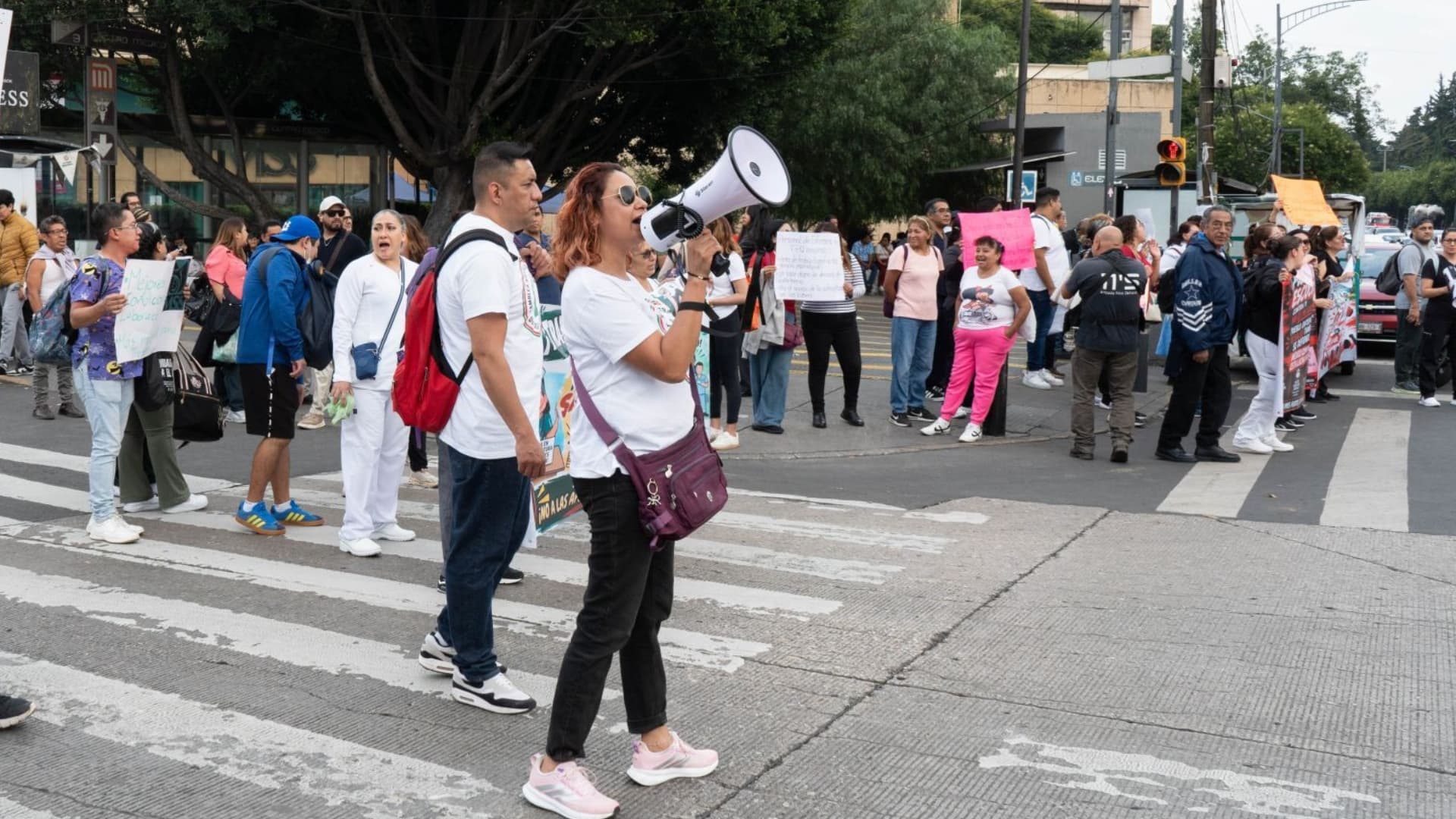 Manifestación de trabajadores del IMSS frente al Centro Médico Nacional Siglo XXI