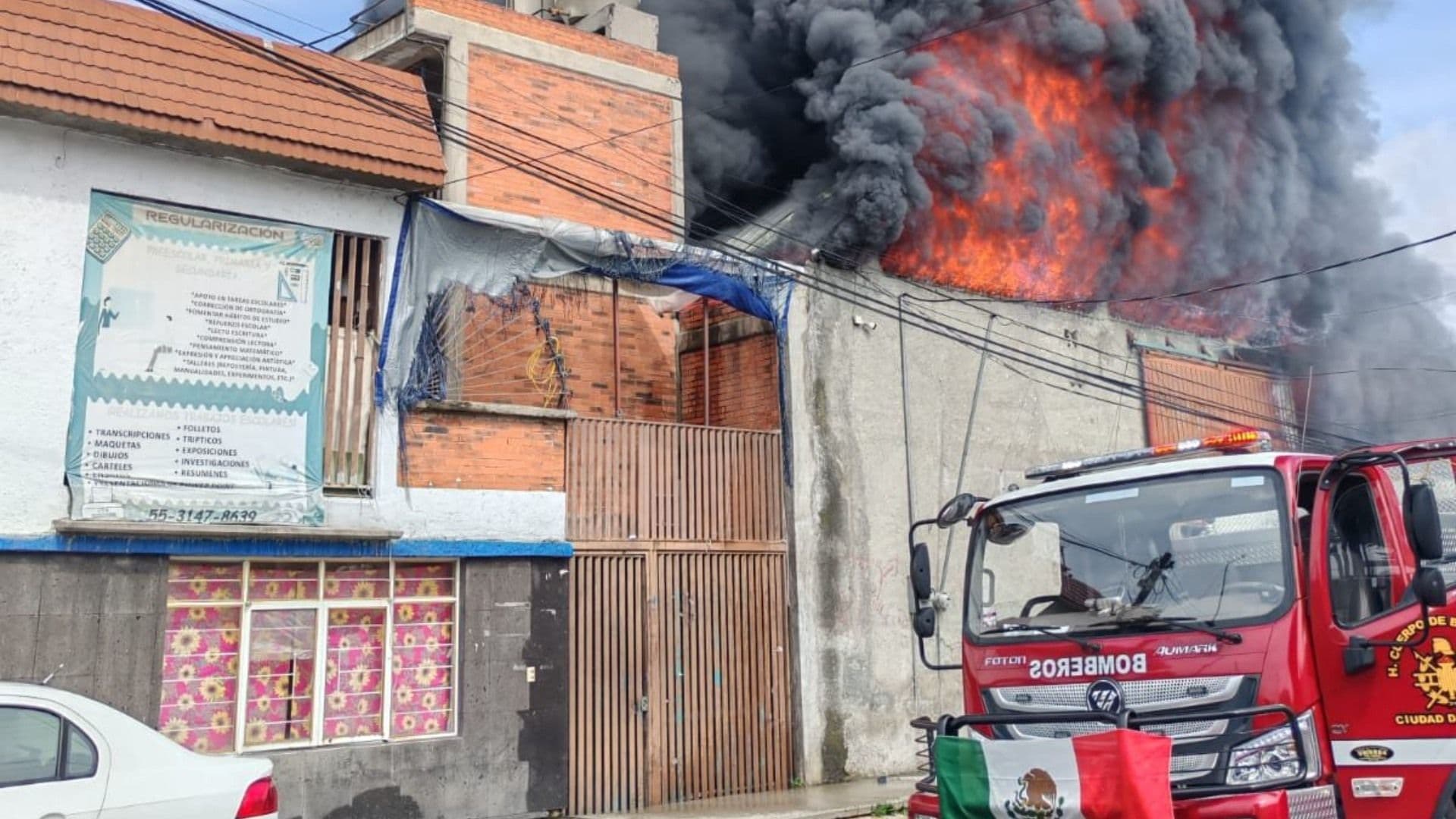 Incendio en bodega de desperdicos industrailes en Iztapalapa