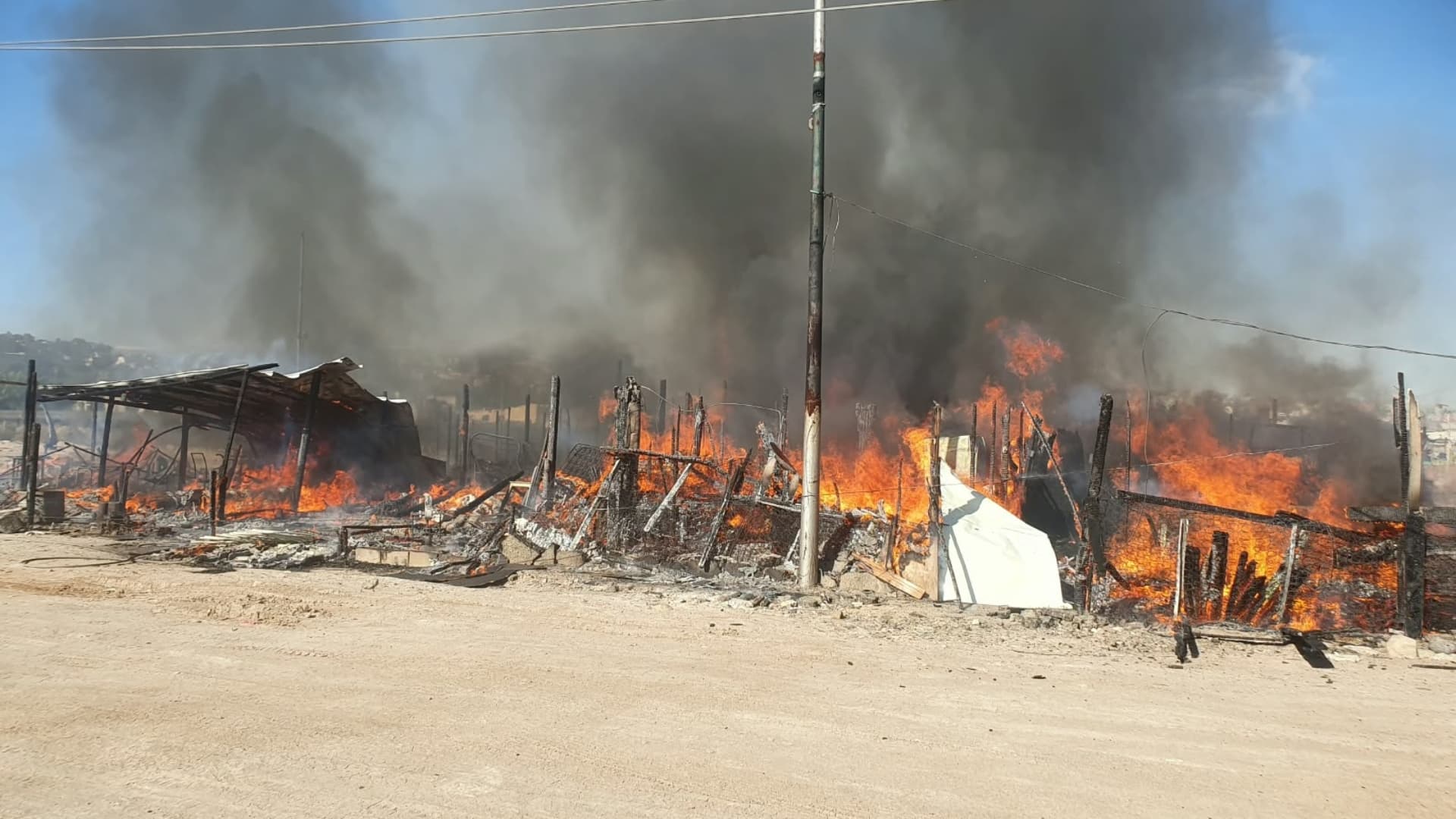 Incendio Consume Seis Viviendas en Asentamiento Junto a la Vía Rápida de Tijuana