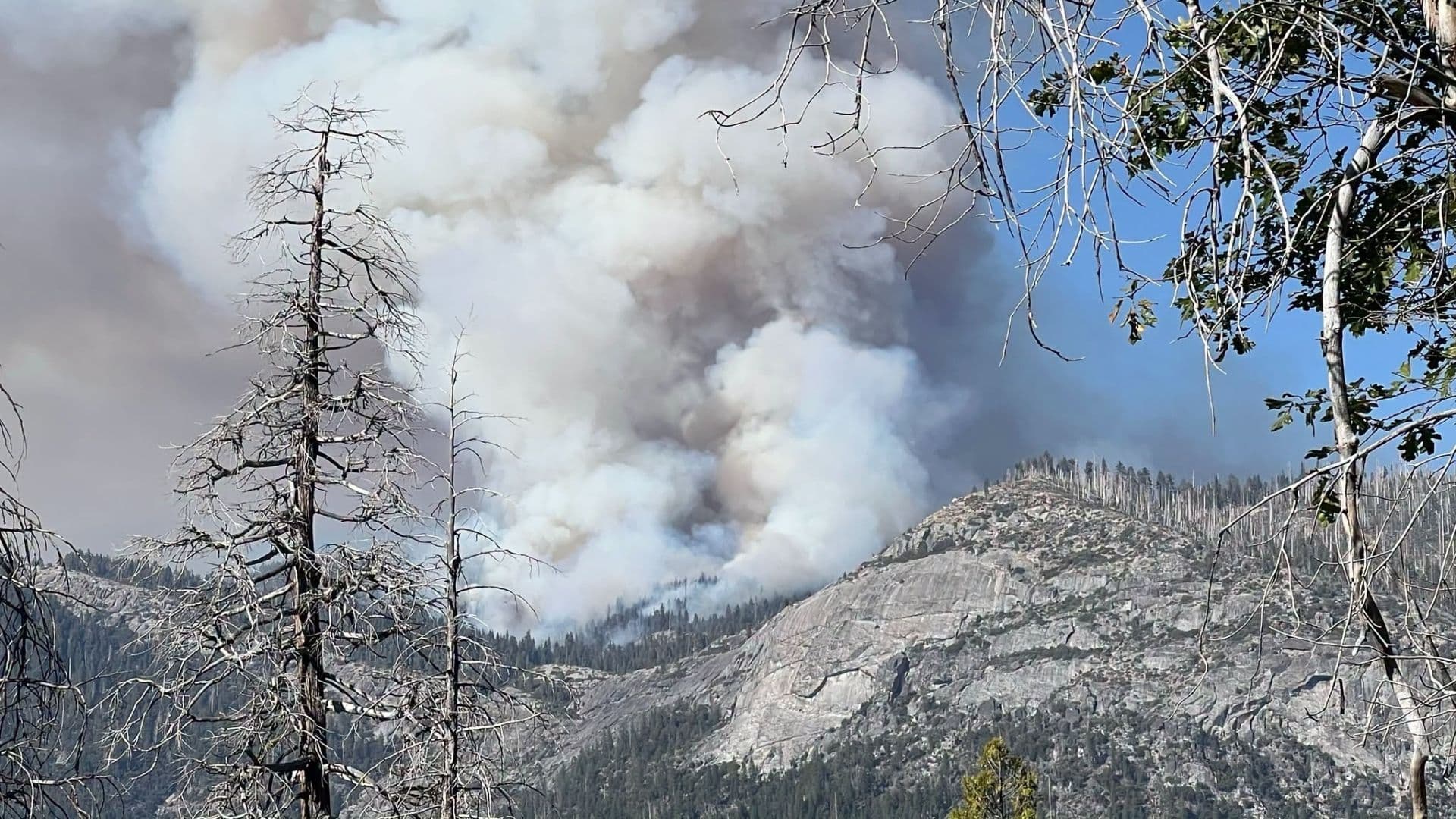 Helicóptero se Estrella Mientras Combatía Incendio en California; Mueren Dos