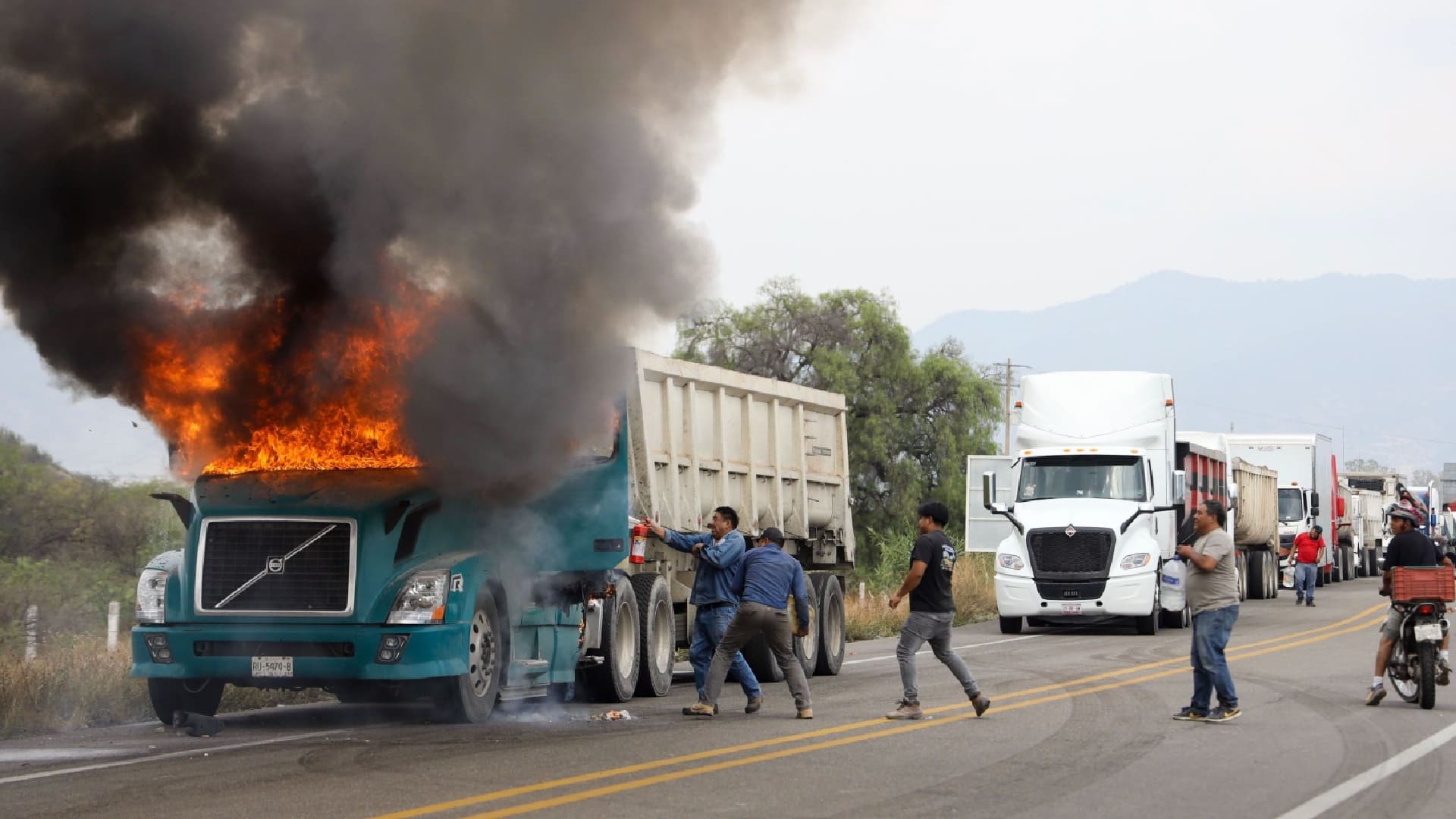 Al retirarse del bloqueo que mantenían sobre la carretera 190 en inmediaciones de la Villa de Mitla, profesores de la CNTE apedrearon e incendiaron un vehículo que presuntamente habría participado en el desalojo que sufrieron horas antes. (27 de mayo 2026. Foto: Cuartoscuro