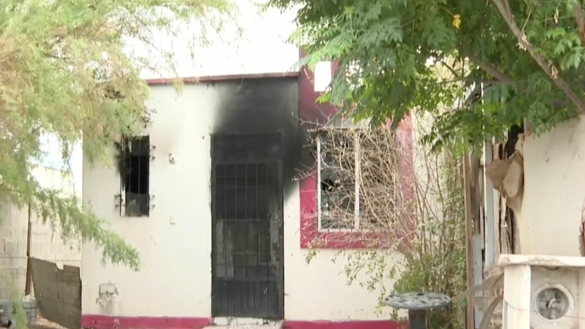 Elementos del Departamento de Bomberos acudieron al domicilio para controlar el incendio.