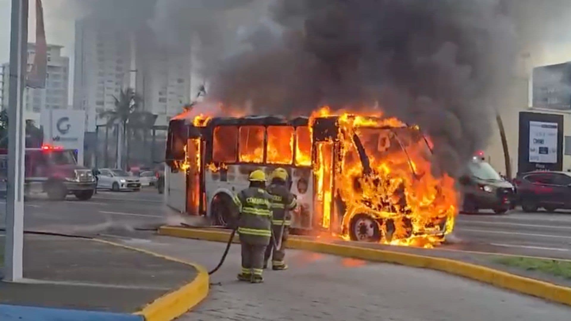 Se incendia camión de pasaje en Boca del Río